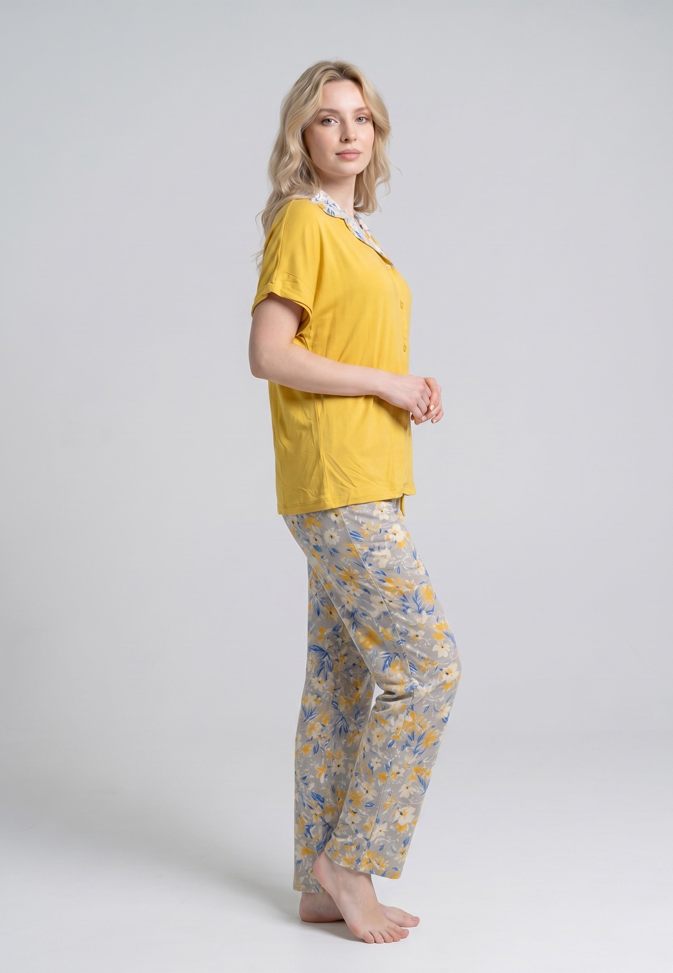 Femme portant un pyjama deux pièces chemise oversize moutarde boutonnée col tailleur fleuri et pantalon long imprimé ethnique floral Rosabella Ethnique 2
