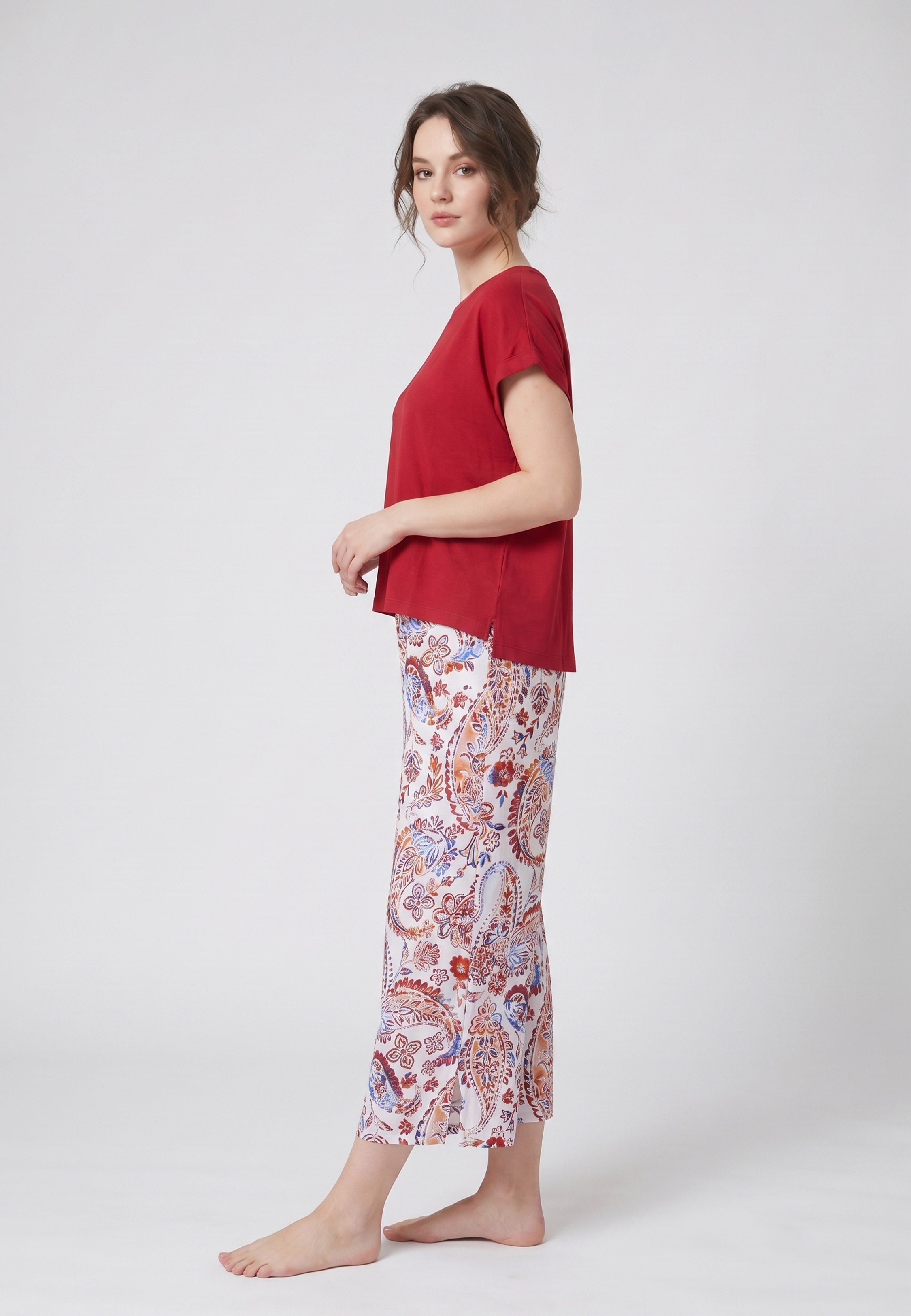 Femme portant un pyjama deux pièces t-shirt oversize uni blanc et pantacourt large imprimé fleuri multicolore rouge Rosabella Chic Line
