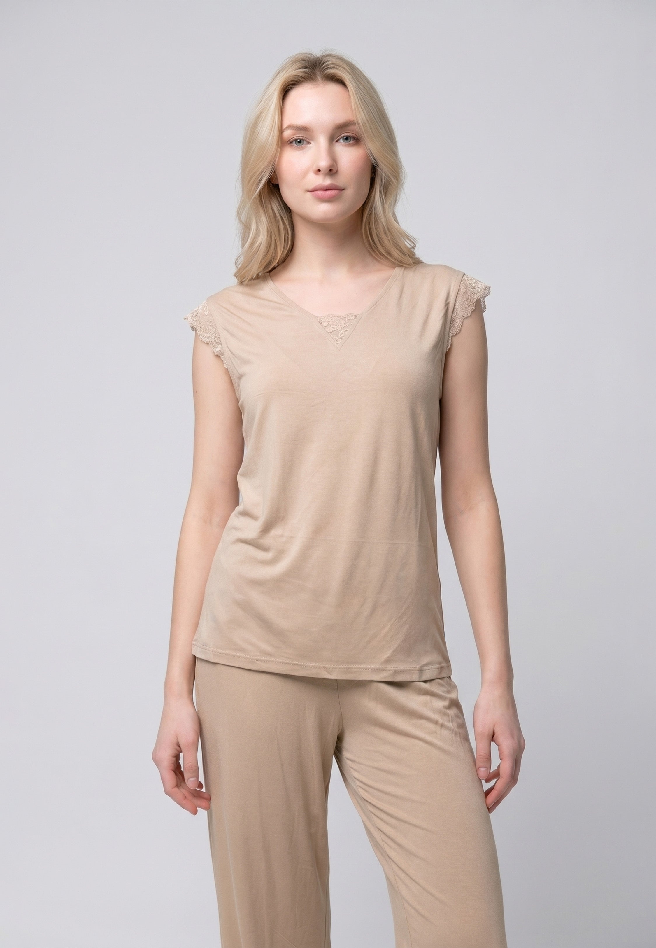 Femme portant un pyjama deux pièces débardeur col V manches courtes dentelle uni beige et pantalon large fluide uni beige Rosabella Soft Bloom