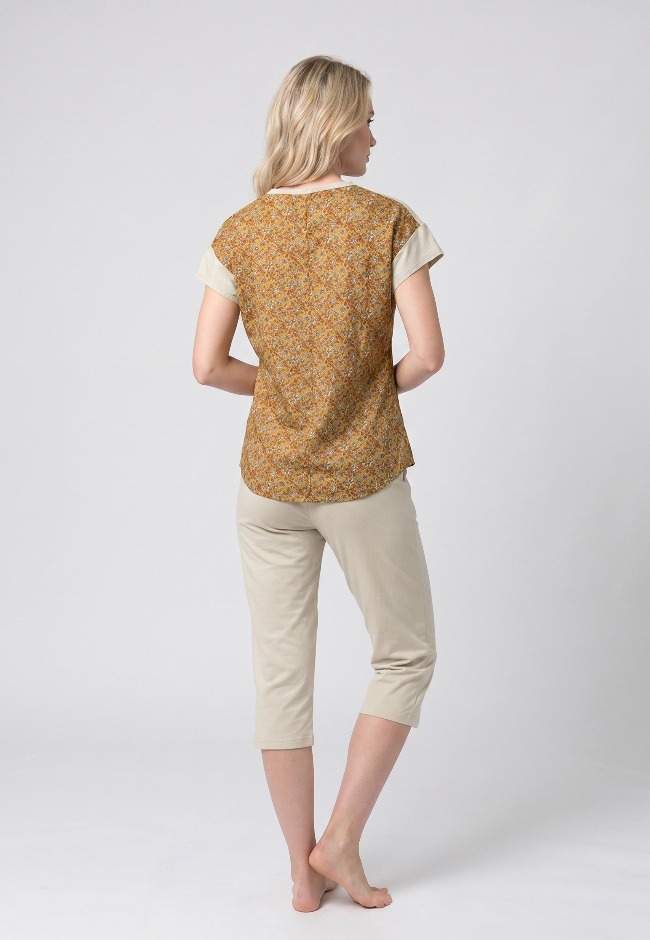 Pyjama pantacourt T-shirt col tunisien avec yoke broderie anglaise crème et corps imprimé floral moutarde avec pantacourt crème assorti