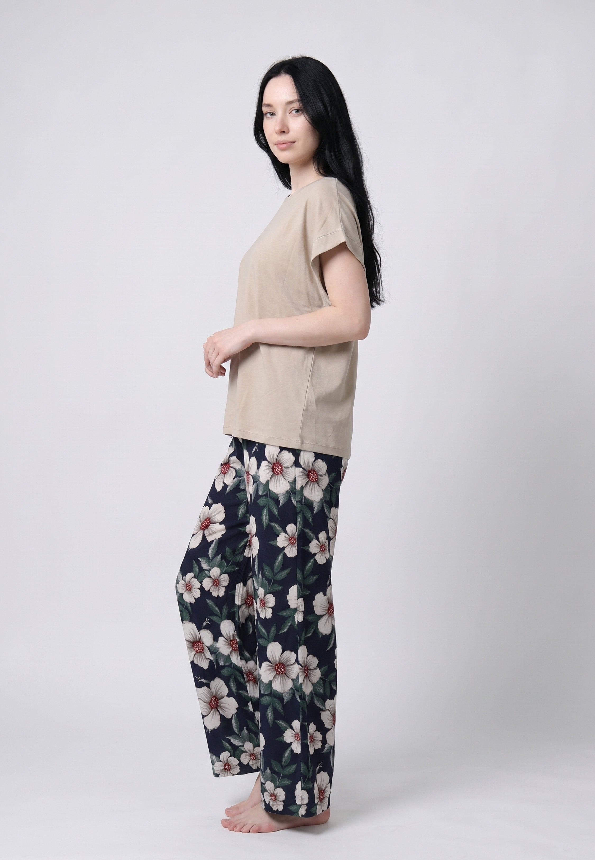 Pyjama pantalon long deux pièces T-shirt col rond beige manches courtes et pantalon large fond marine imprimé grandes fleurs hibiscus blanc et bordeaux