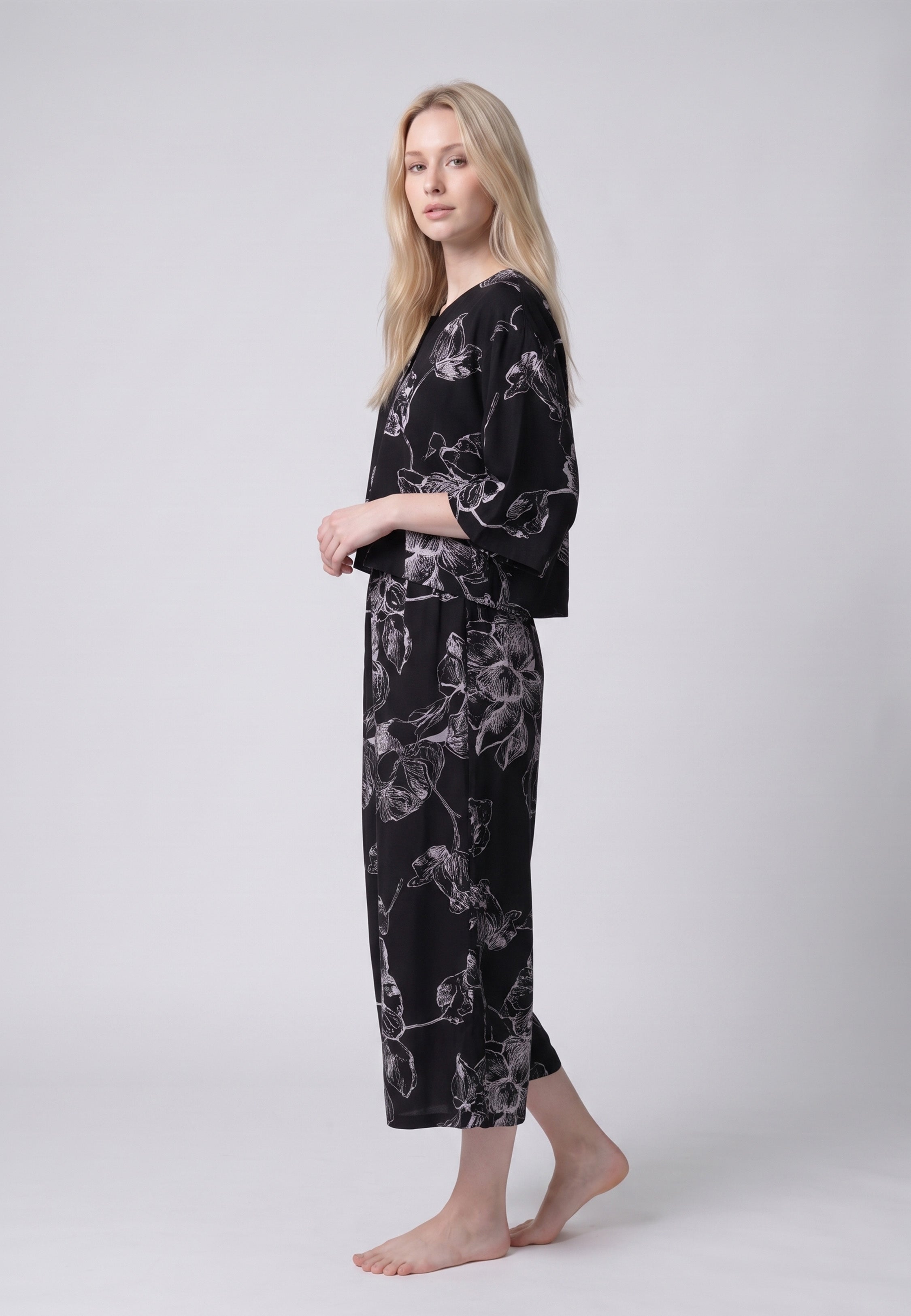 Femme portant un blouse manches 3/4 & pantacourt grandes fleurs écru fond noir Rosabella