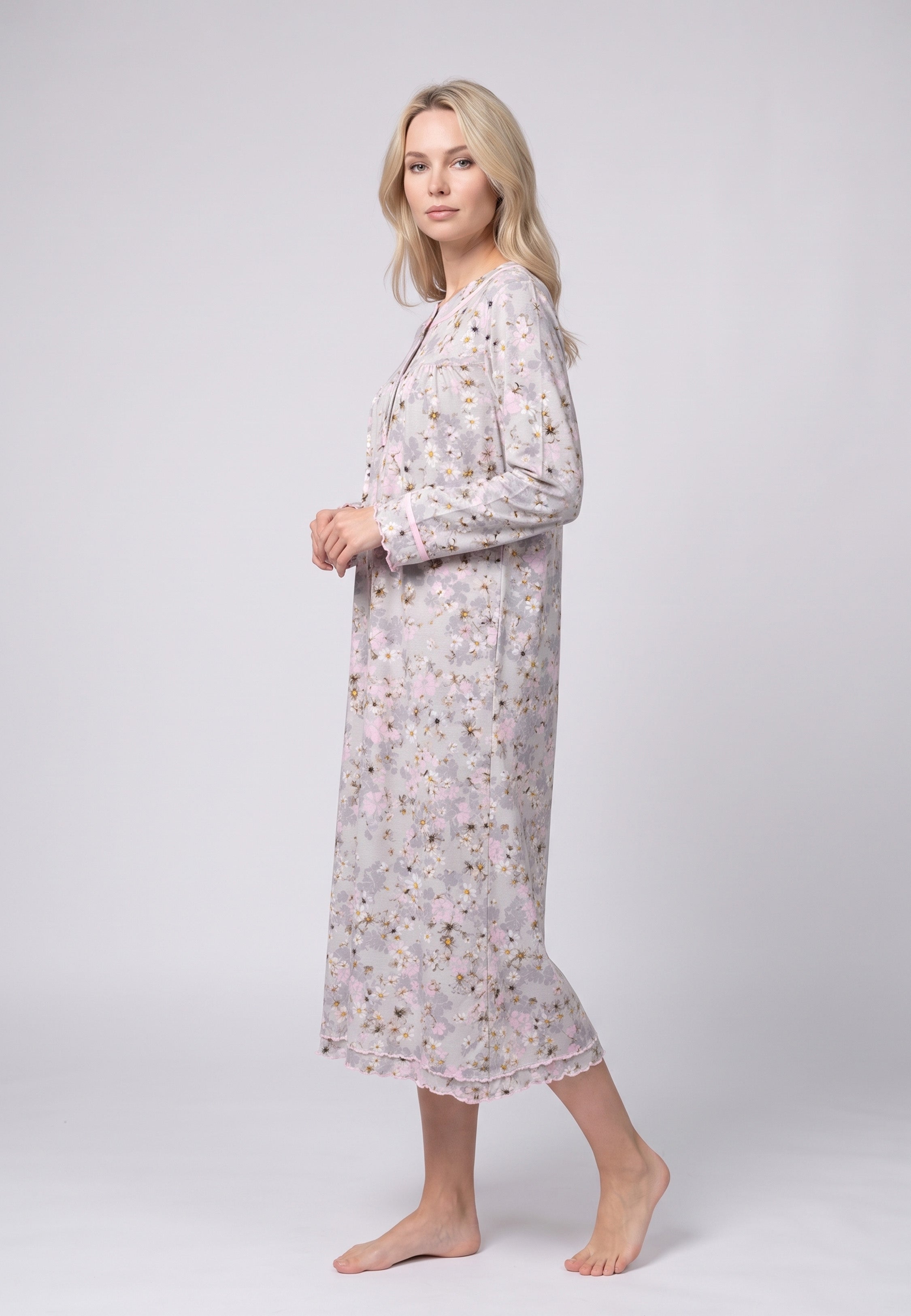 Femme portant chemise de nuit longue imprimé fleuri finitions rose Rosabella