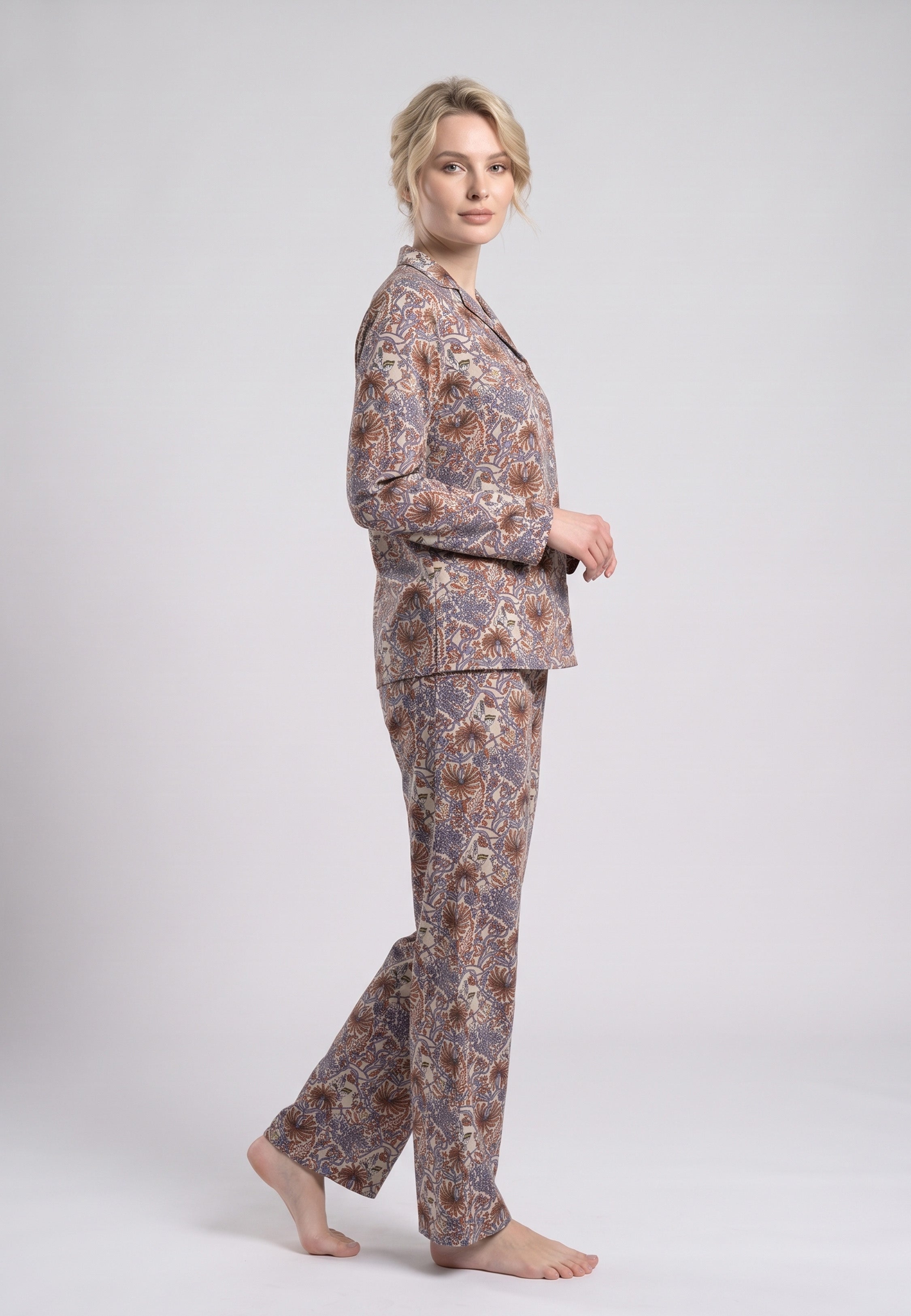Femme portant pyjama chemise boutonnée col cranté & pantalon long imprimé fleuri bleu Rosabella