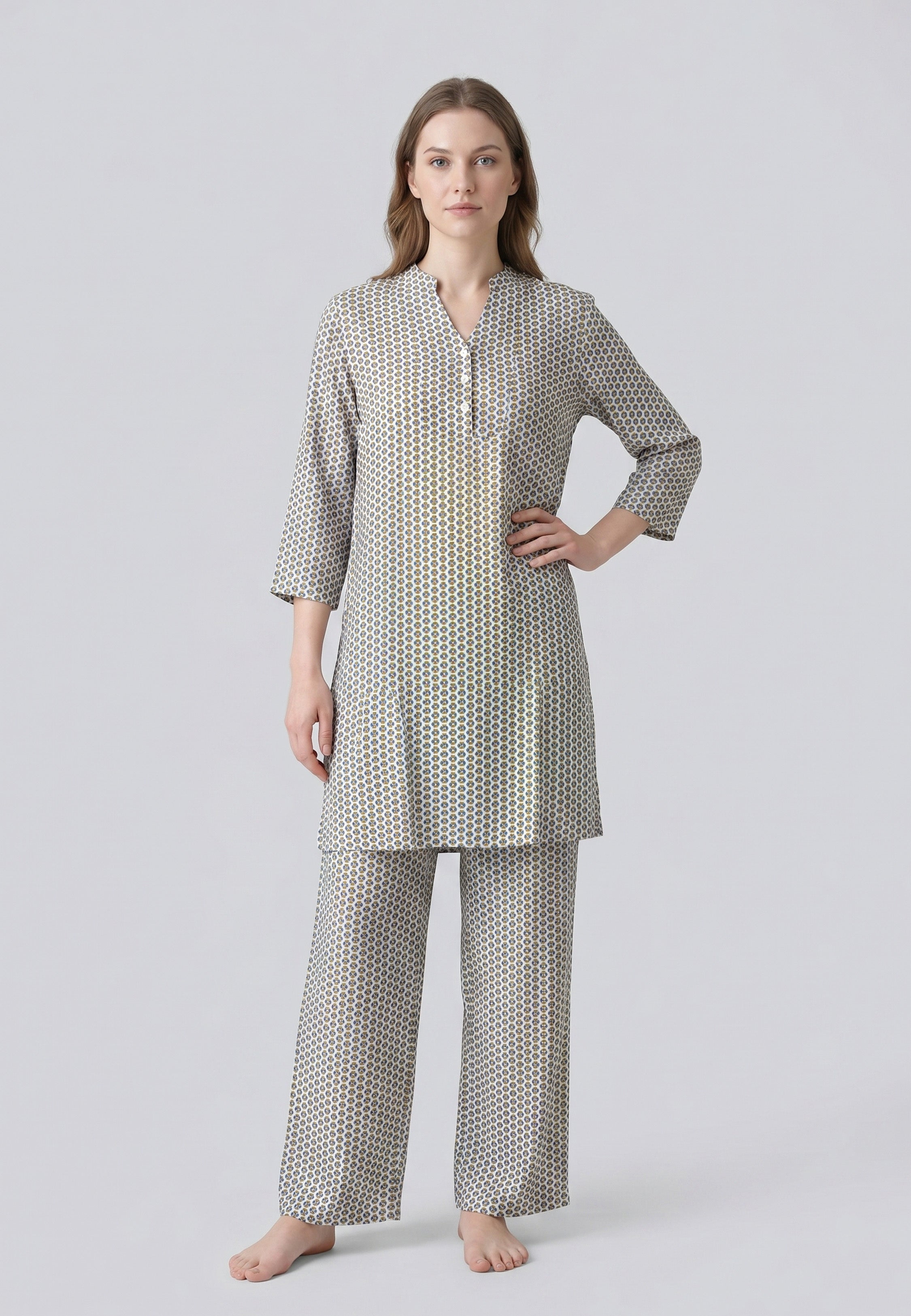 Femme portant un pyjama deux pièces beige à imprimé cercles géométriques multicolores