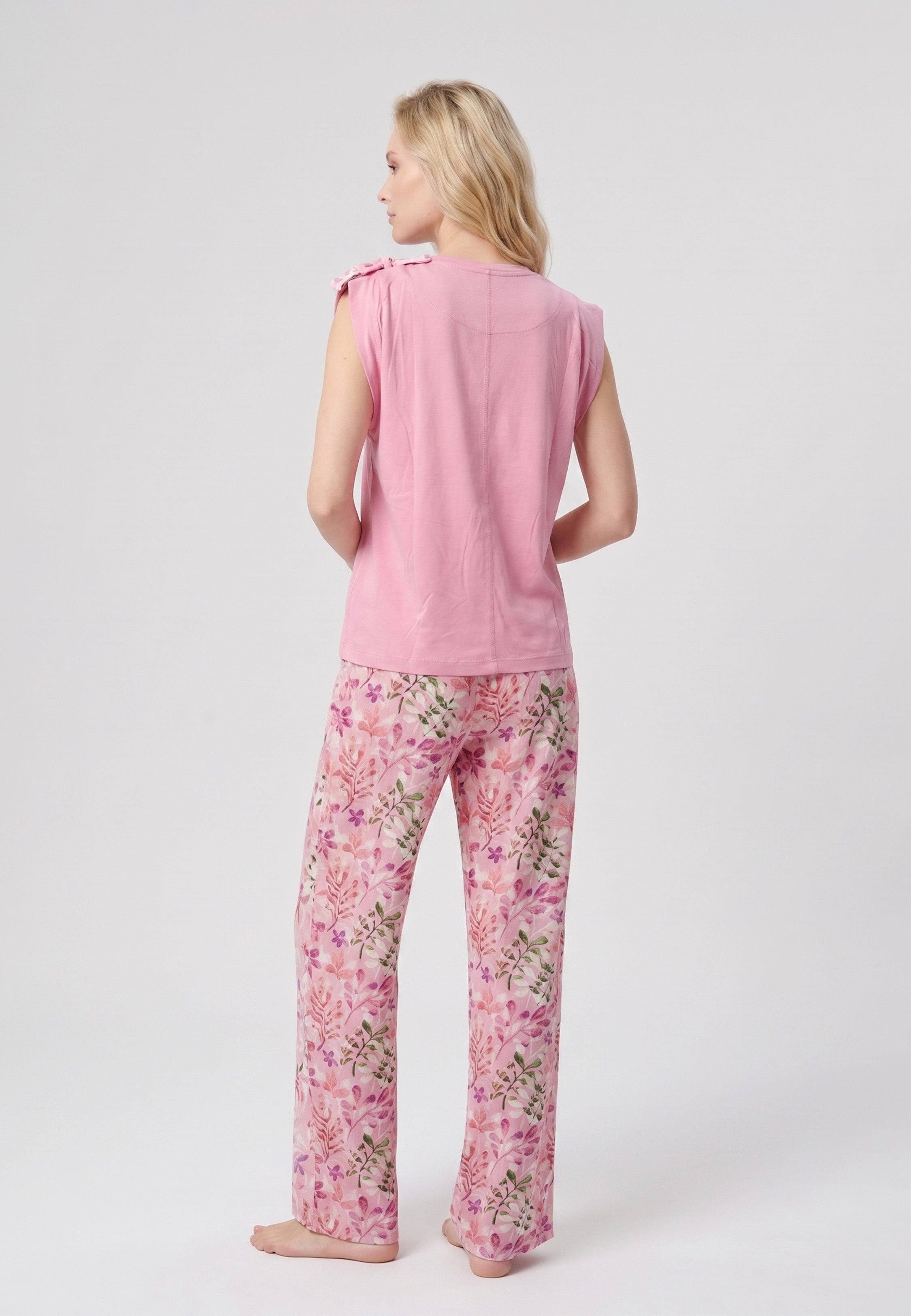 Femme portant un pyjama deux pièces débardeur rose foncé nœud épaule et pantalon long grand imprimé fleuri multicolore Rosabella Rosalinda 2