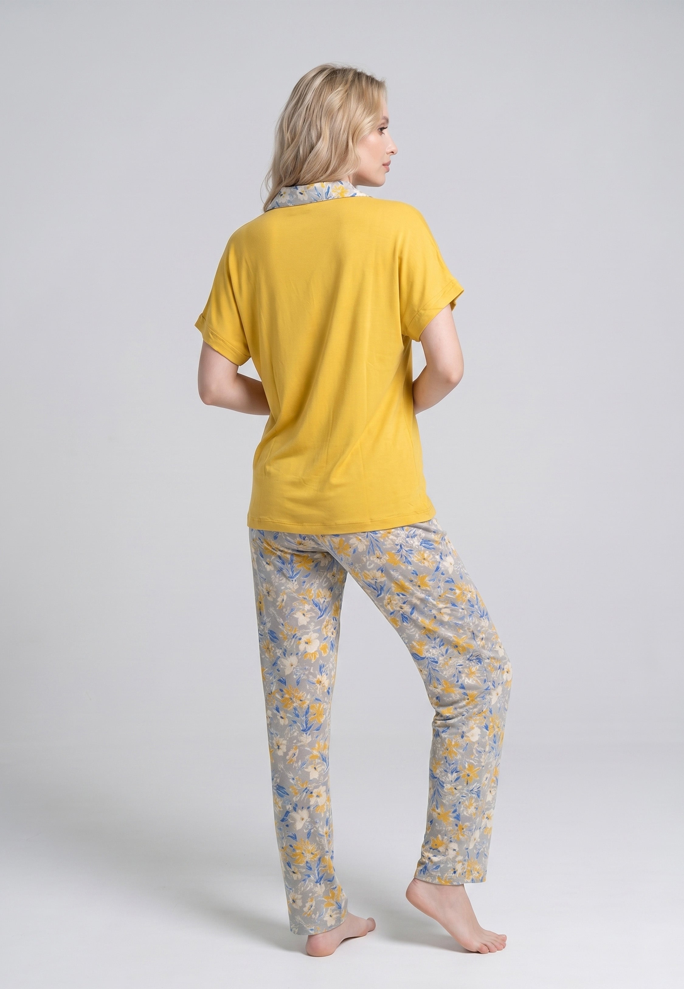 Femme portant un pyjama deux pièces chemise oversize moutarde boutonnée col tailleur fleuri et pantalon long imprimé ethnique floral Rosabella Ethnique 2