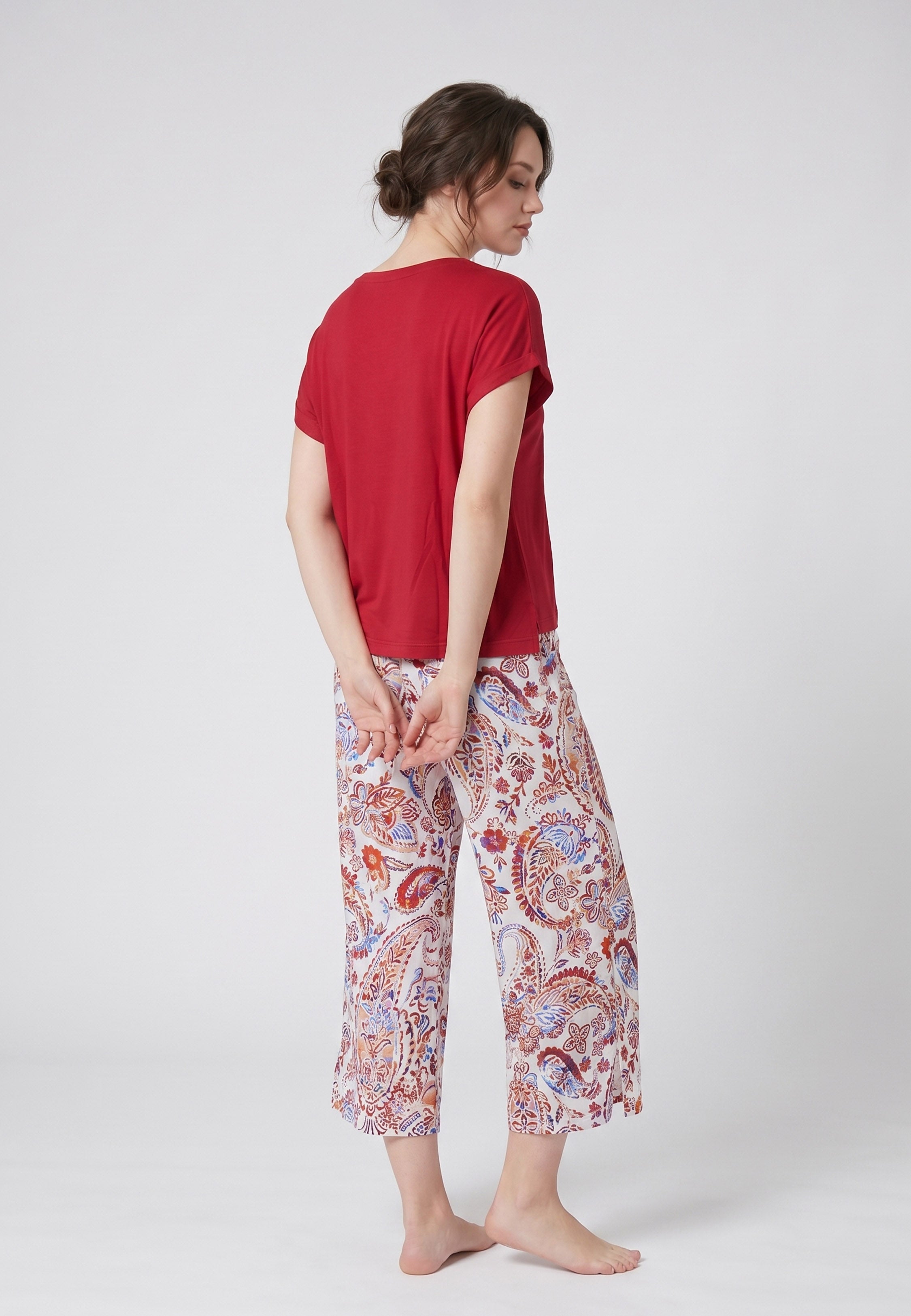 Femme portant un pyjama deux pièces t-shirt oversize uni blanc et pantacourt large imprimé fleuri multicolore rouge Rosabella Chic Line