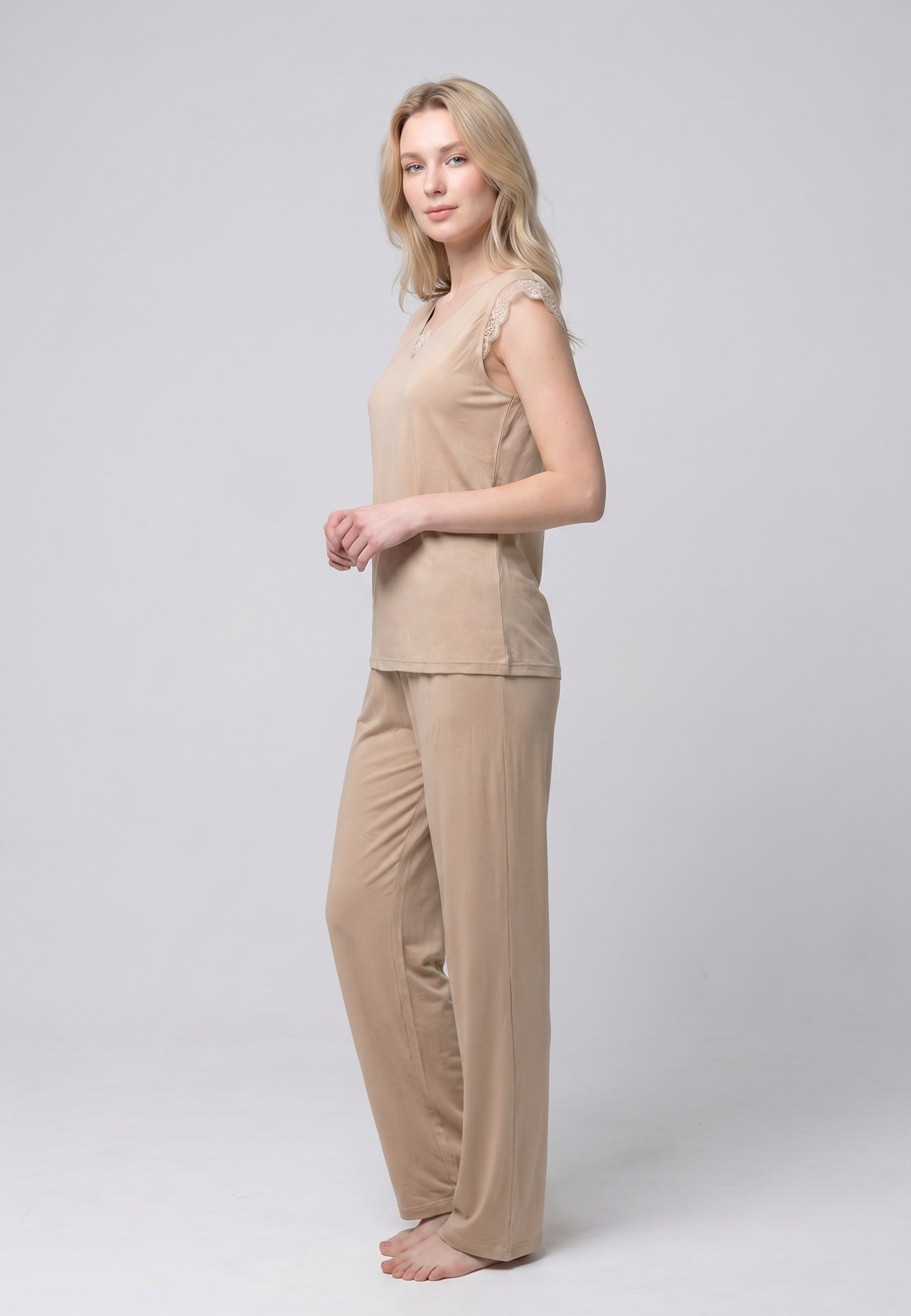 Femme portant un pyjama deux pièces débardeur col V manches courtes dentelle uni beige et pantalon large fluide uni beige Rosabella Soft Bloom