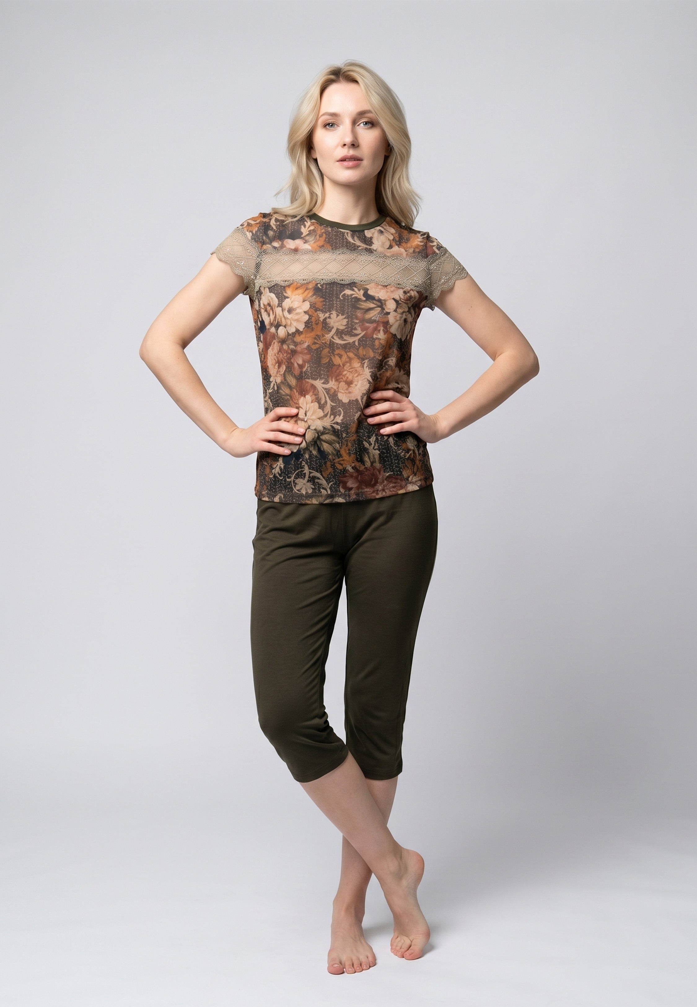 Pyjama pantacourt T-shirt col rond avec empiècement dentelle et imprimé floral baroque fond kaki avec pantacourt kaki uni assorti