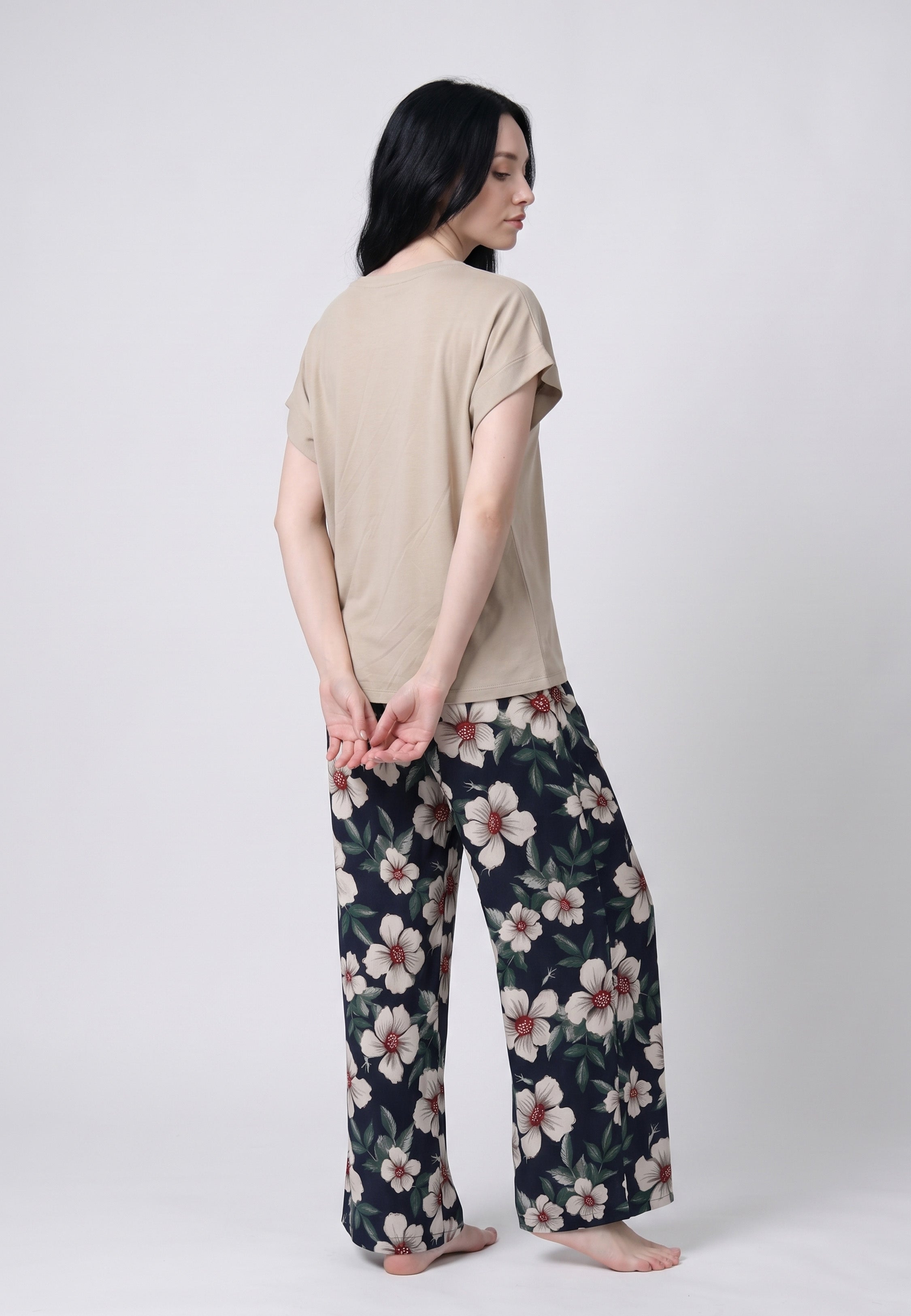 Pyjama pantalon long deux pièces T-shirt col rond beige manches courtes et pantalon large fond marine imprimé grandes fleurs hibiscus blanc et bordeaux
