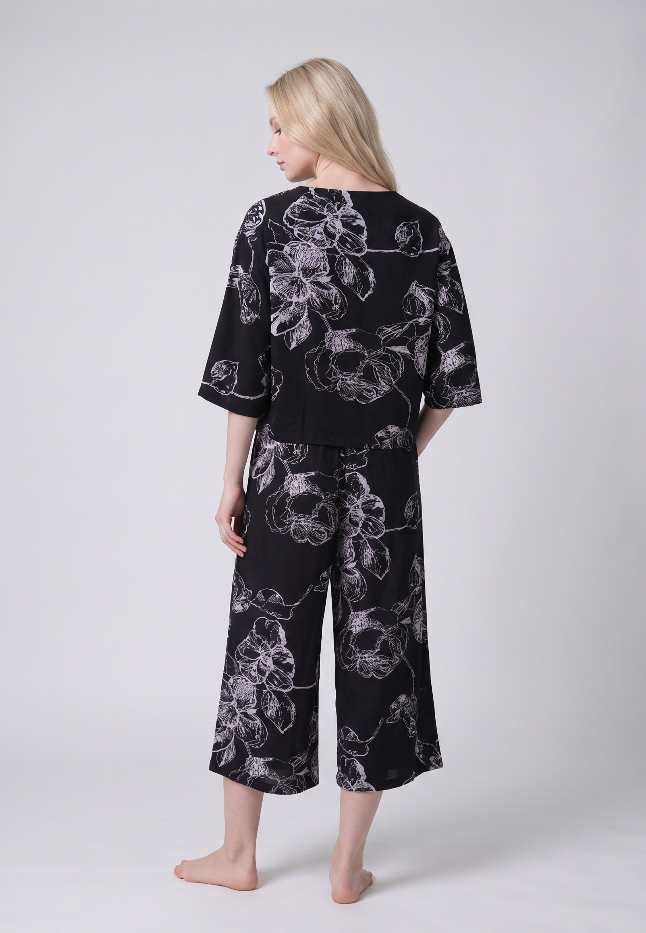 Femme portant un blouse manches 3/4 & pantacourt grandes fleurs écru fond noir Rosabella