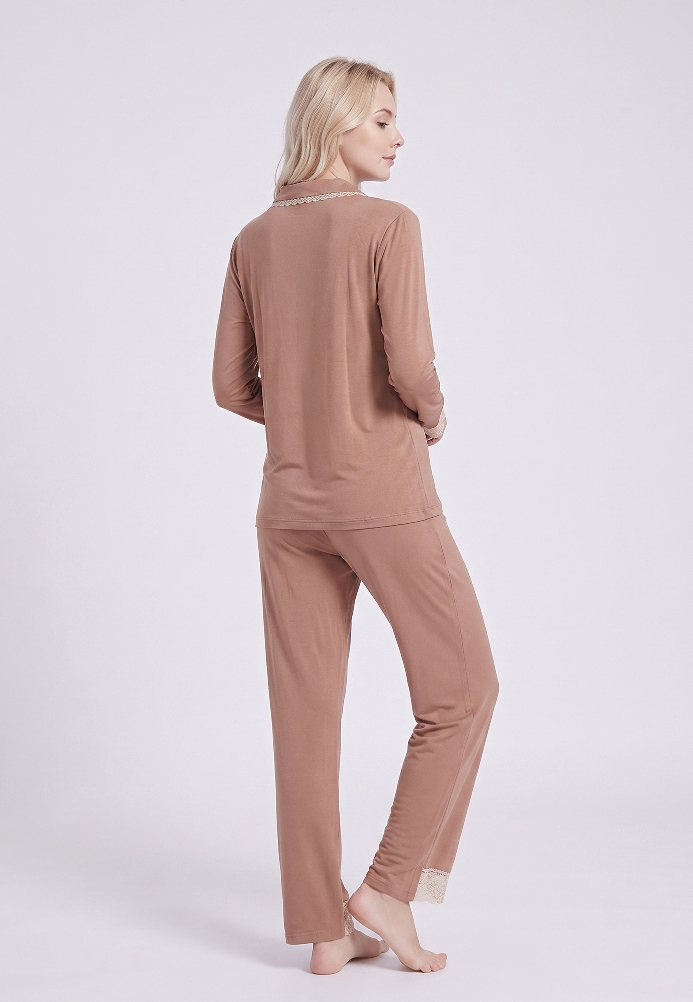 Femme portant pyjama chemise boutonnée col dentelle & pantalon long Rosabella