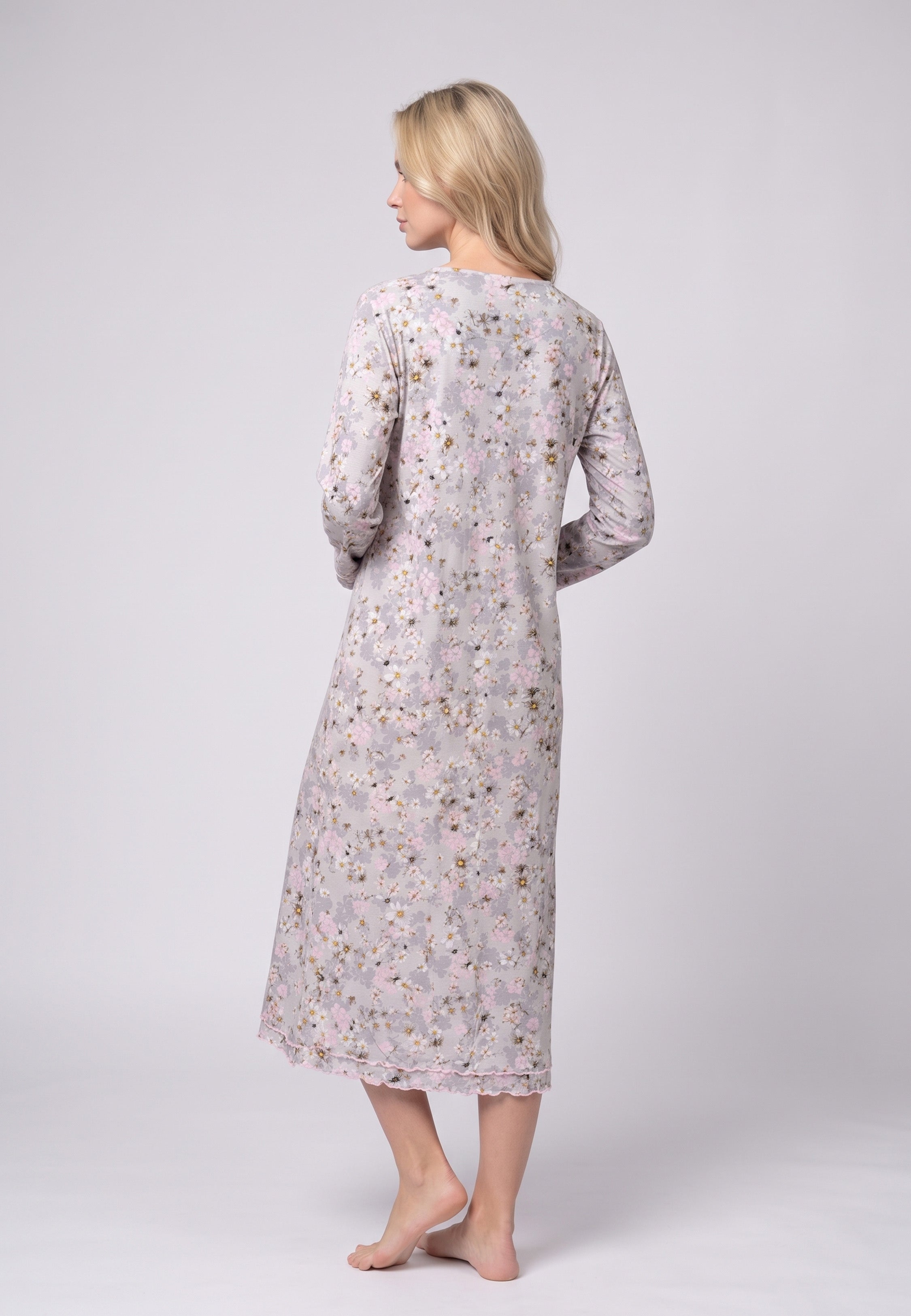 Femme portant chemise de nuit longue imprimé fleuri finitions rose Rosabella
