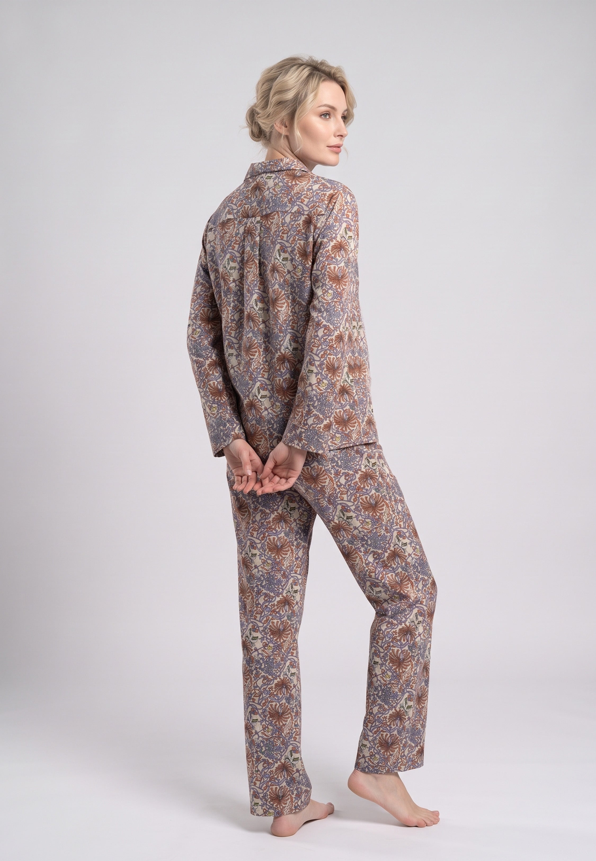 Femme portant pyjama chemise boutonnée col cranté & pantalon long imprimé fleuri bleu Rosabella
