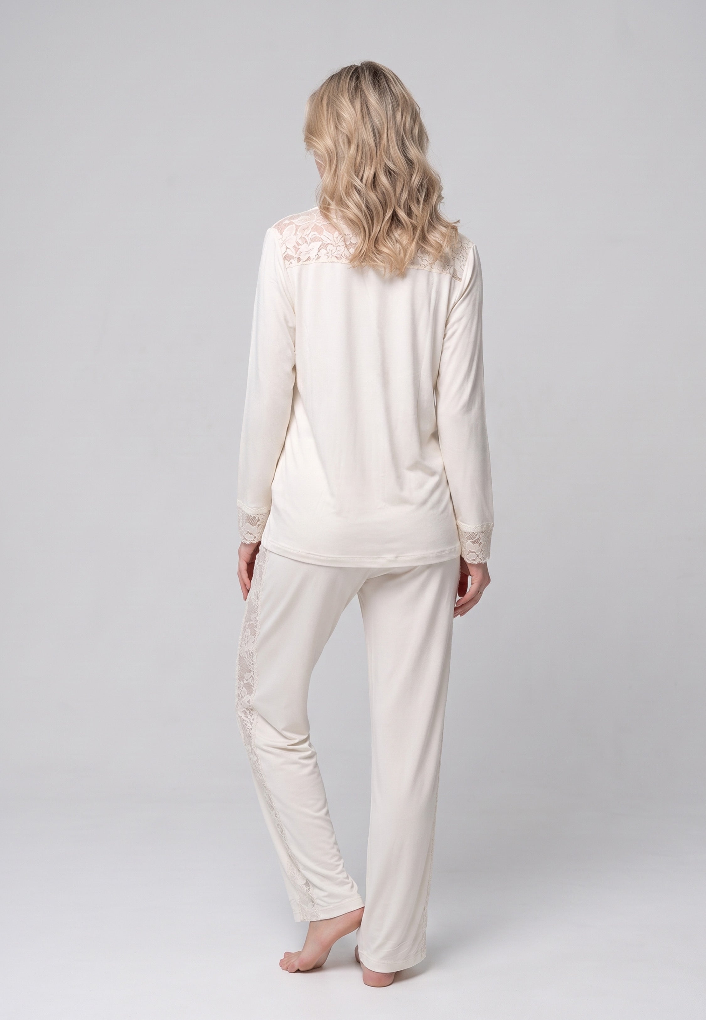 Femme enceinte portant pyjama maternité chemise boutonnée & pantalon blanc cassé Rosabella