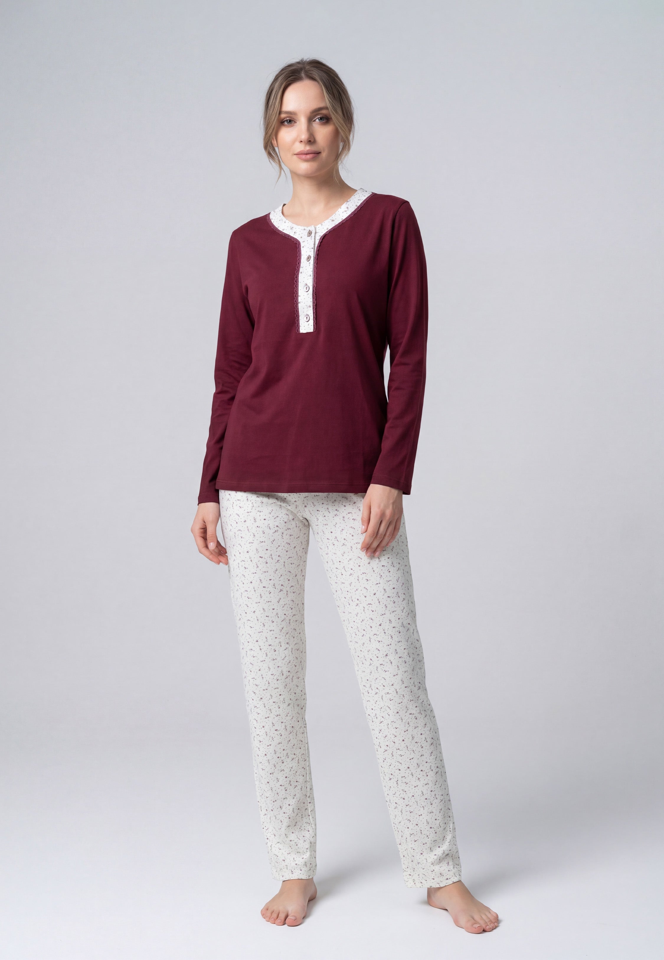 Pyjama femme bordeaux en coton avec haut manches longues et pantalon imprimé floral