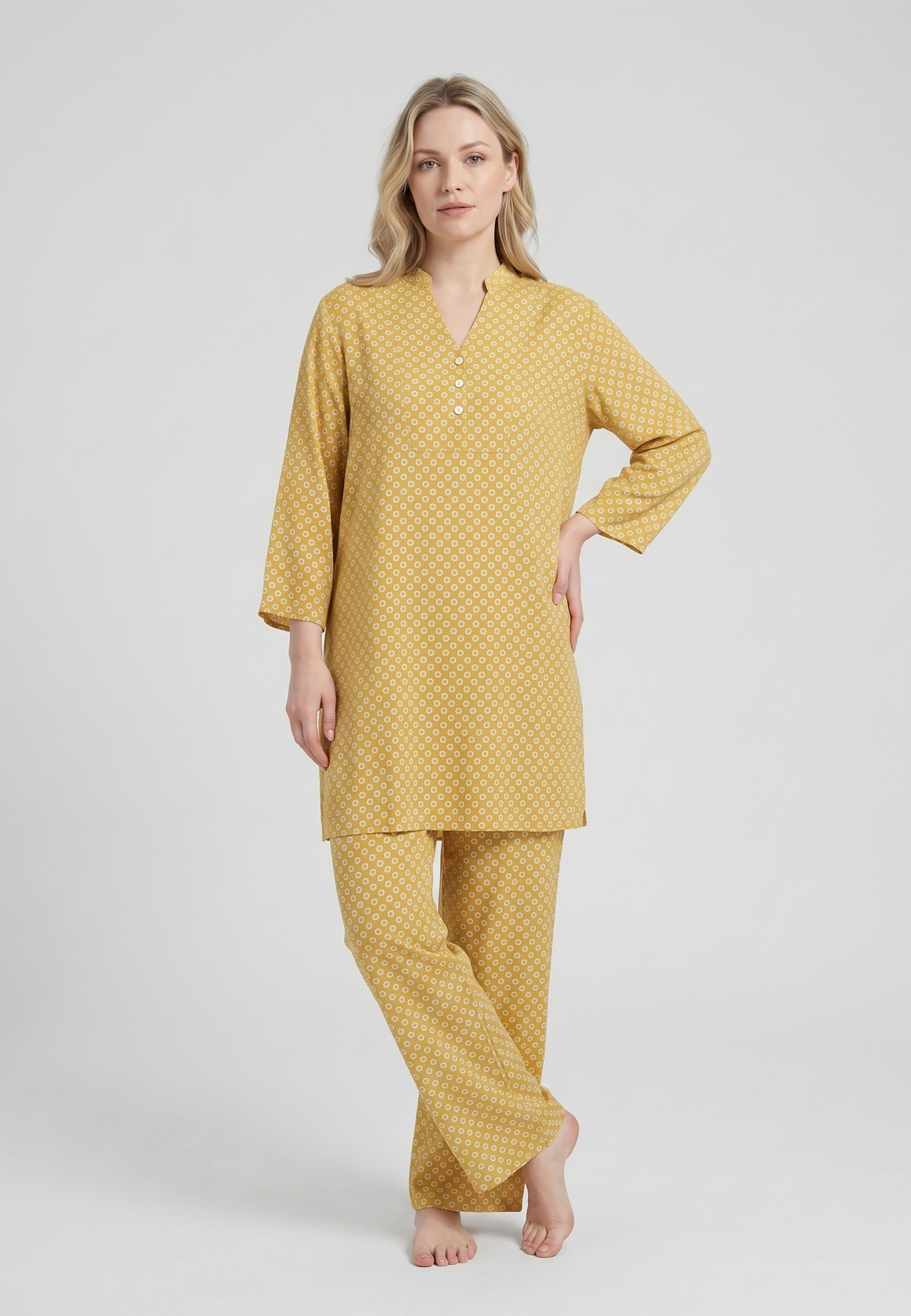 Femme portant un pyjama deux pièces jaune moutarde à imprimé cercles blancs