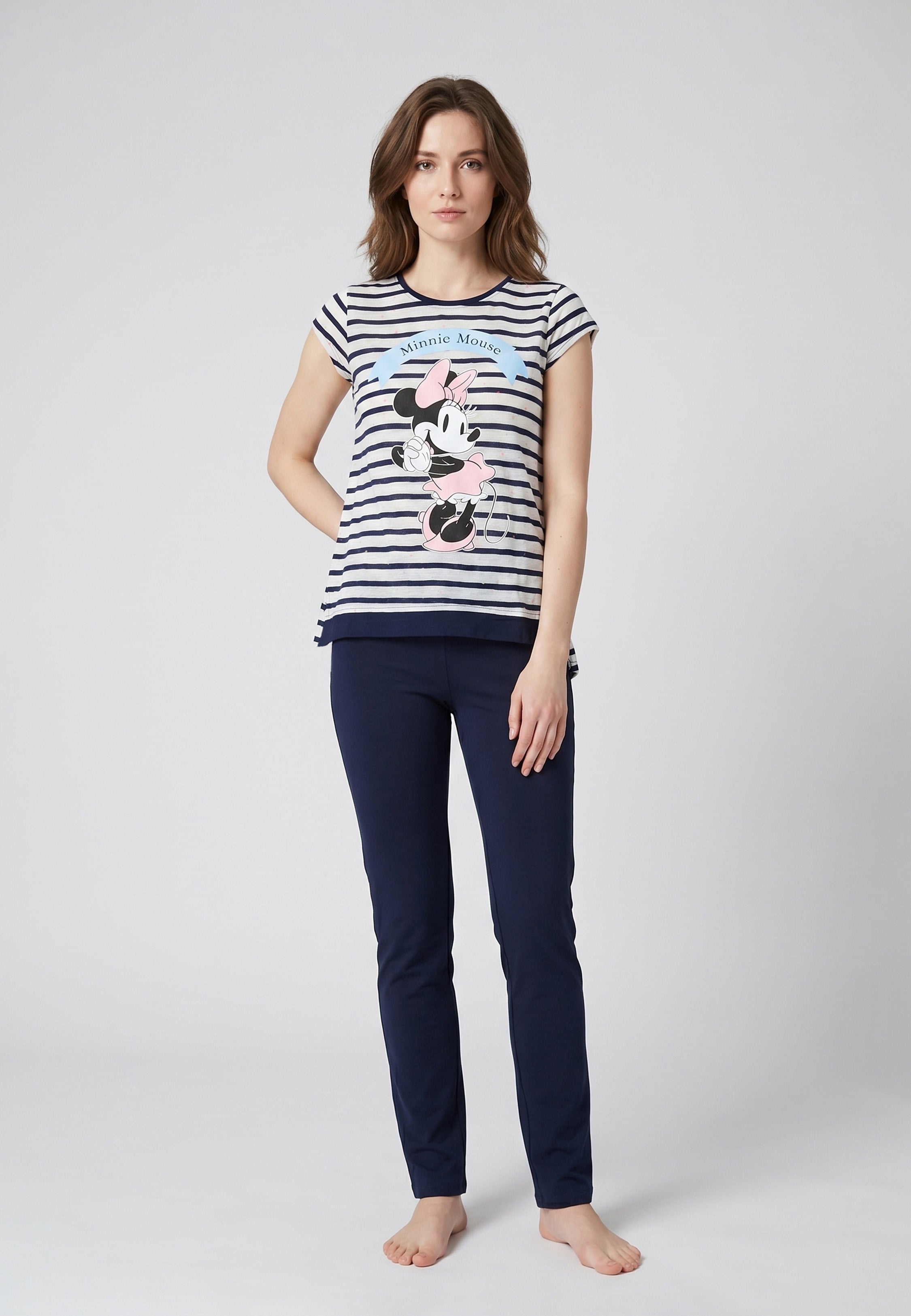 Femme portant un pyjama deux pièces rayé marine avec imprimé Minnie Mouse et pantalon uni bleu marine