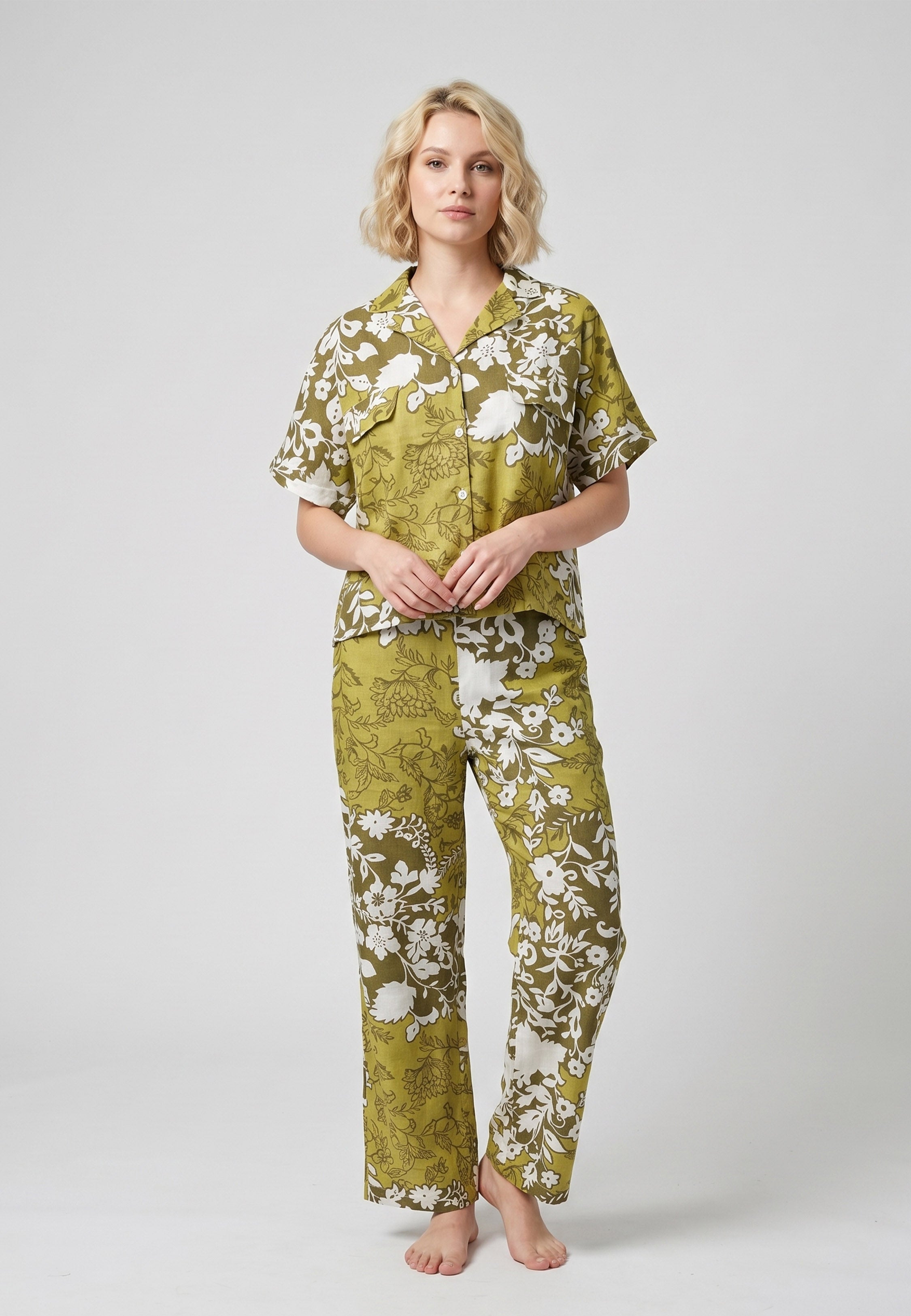 Femme portant un pyjama deux pièces chemise boutonnée col revers imprimé fleuri aquarelle kaki et pantalon long assorti Rosabella Cozy Comforts