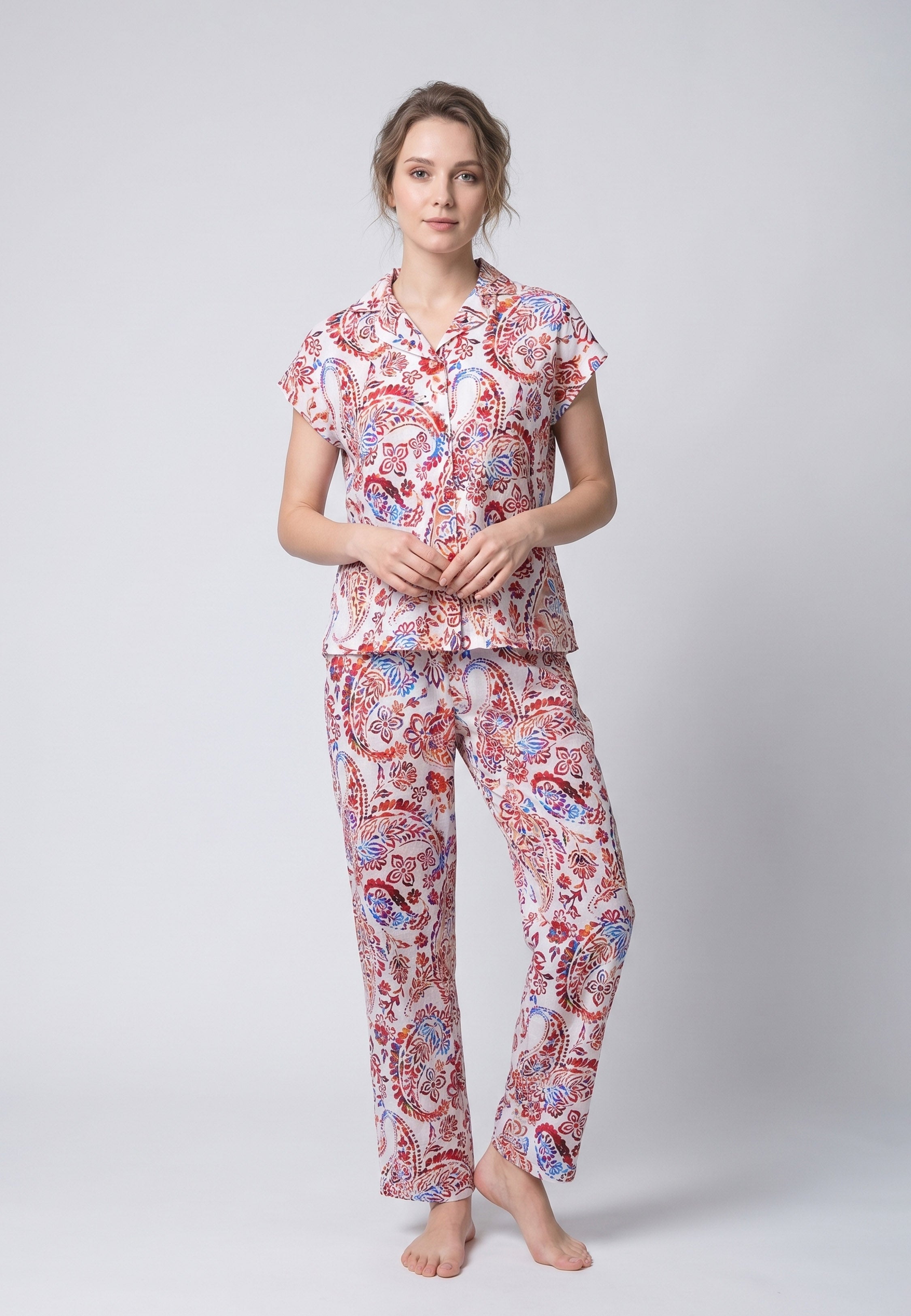 Femme portant un pyjama deux pièces chemise boutonnée col revers imprimé fleuri multicolore rouge et pantalon long assorti Rosabella Chic Line