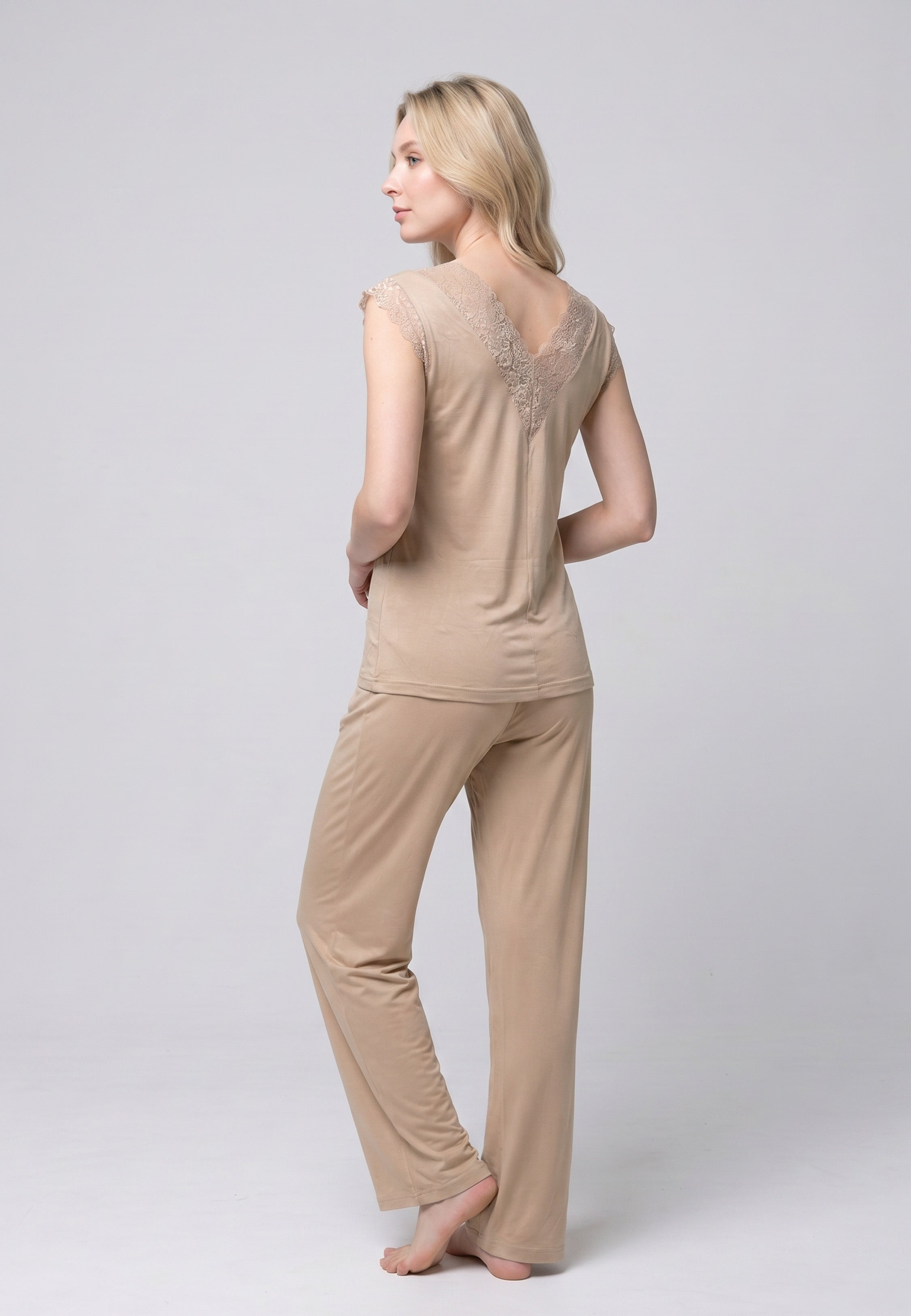 Femme portant un pyjama deux pièces débardeur col V manches courtes dentelle uni beige et pantalon large fluide uni beige Rosabella Soft Bloom