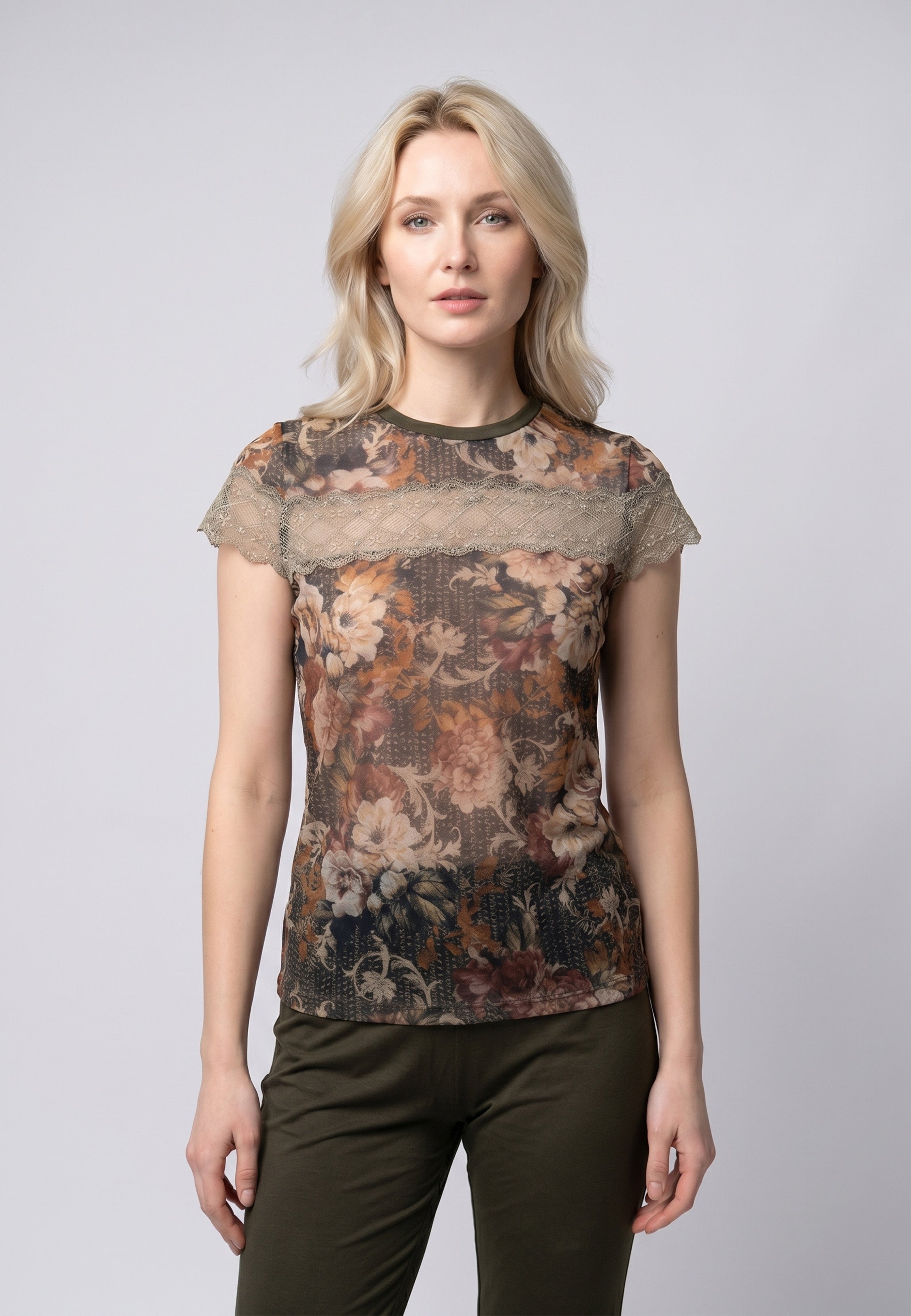 Pyjama pantacourt T-shirt col rond avec empiècement dentelle et imprimé floral baroque fond kaki avec pantacourt kaki uni assorti