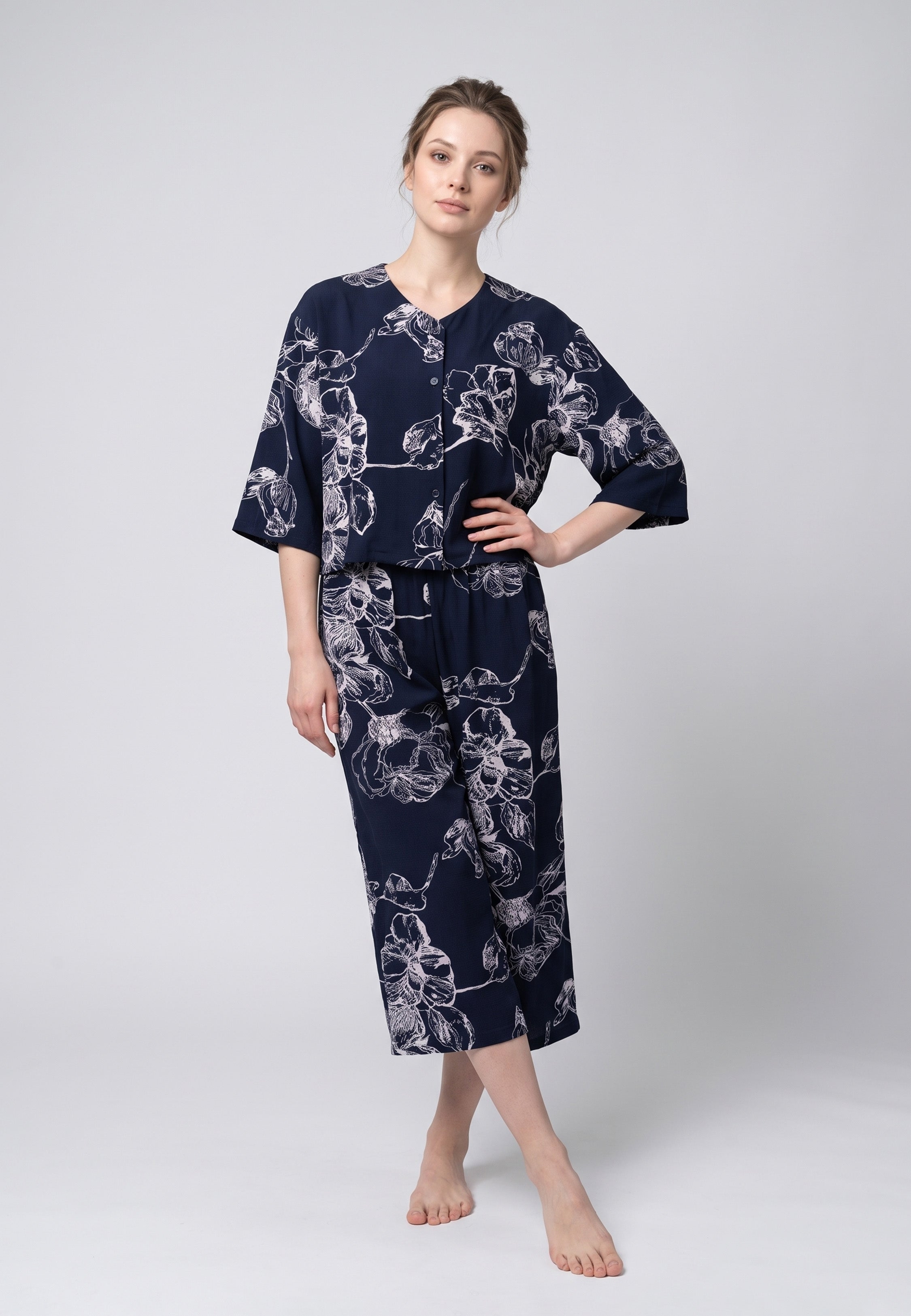 Femme portant un blouse manches 3/4 & pantacourt grandes fleurs écru fond marine Rosabella