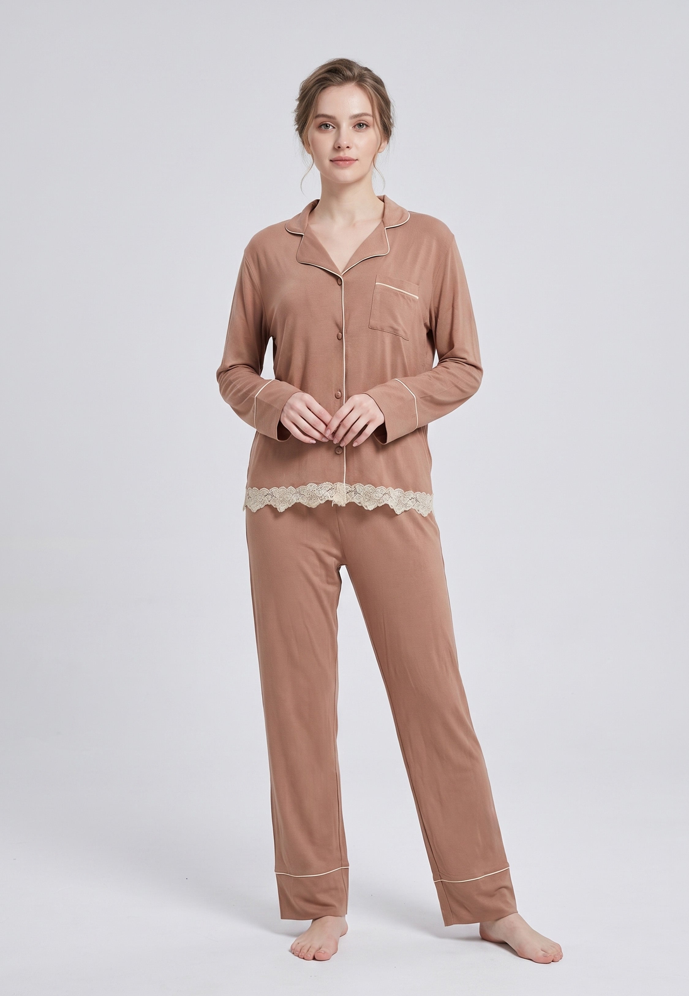 Femme portant pyjama chemise boutonnée manches longues & pantalon long finition dentelle Rosabella