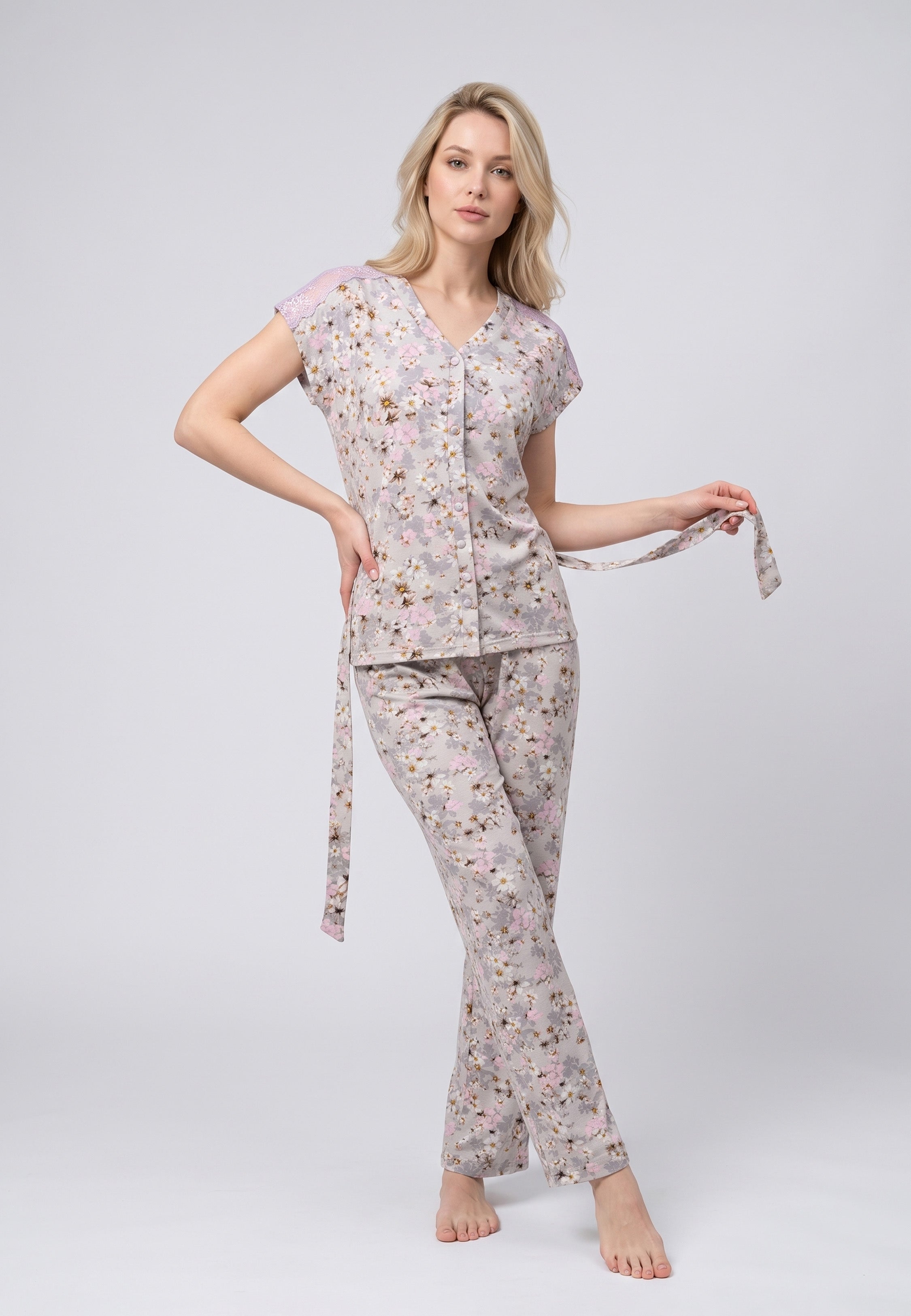 Femme portant pyjama blouse boutonnée col v dentelle & pantalon long imprimé fleuri Rosabella