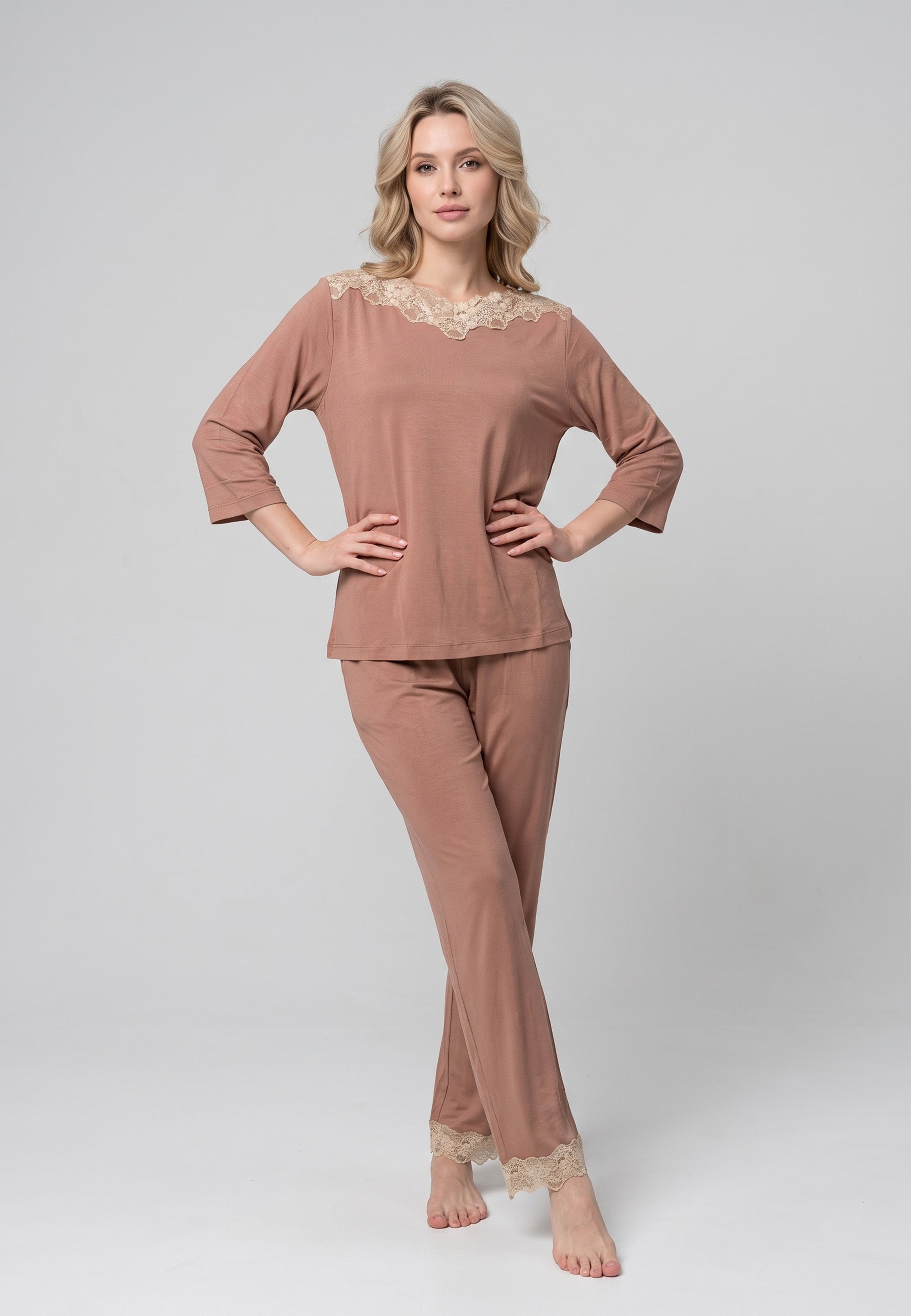 Femme portant pyjama haut encolure bateau dentelle & pantalon long Rosabella
