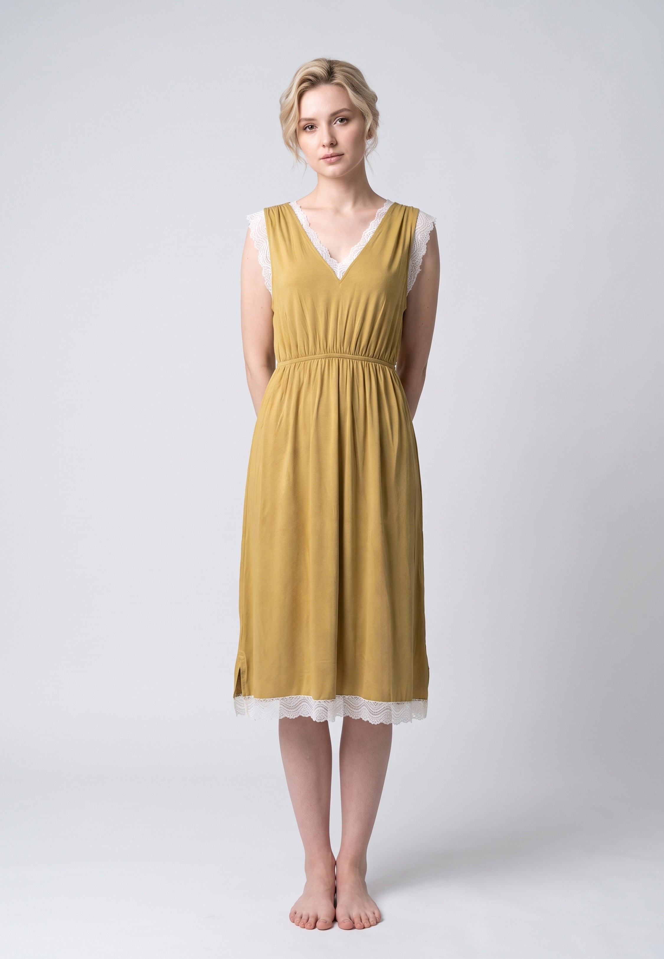 Femme portant robe de nuit midi col v dentelle moutarde Rosabella