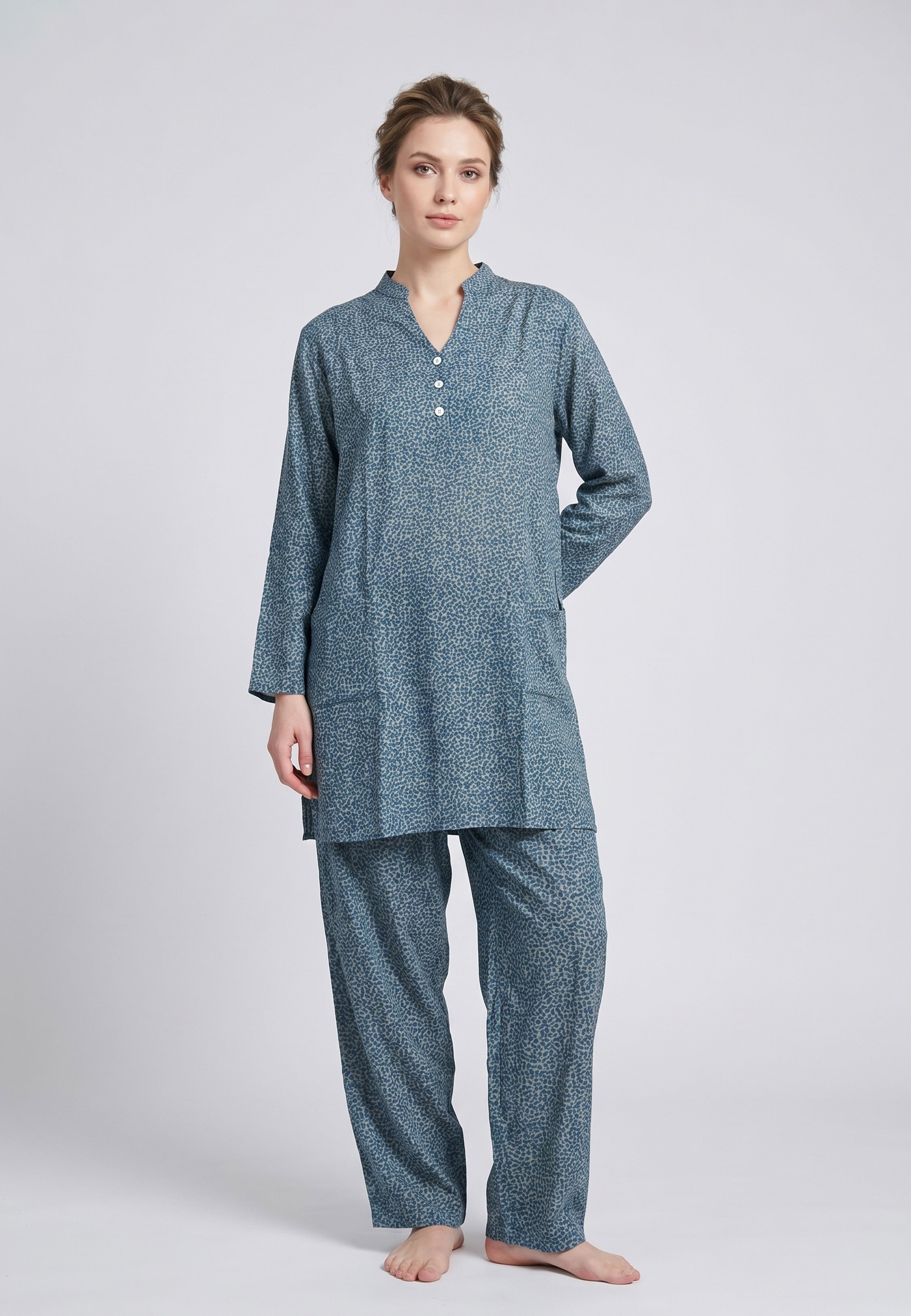 Femme portant un pyjama deux pièces bleu canard à micro imprimé texturé