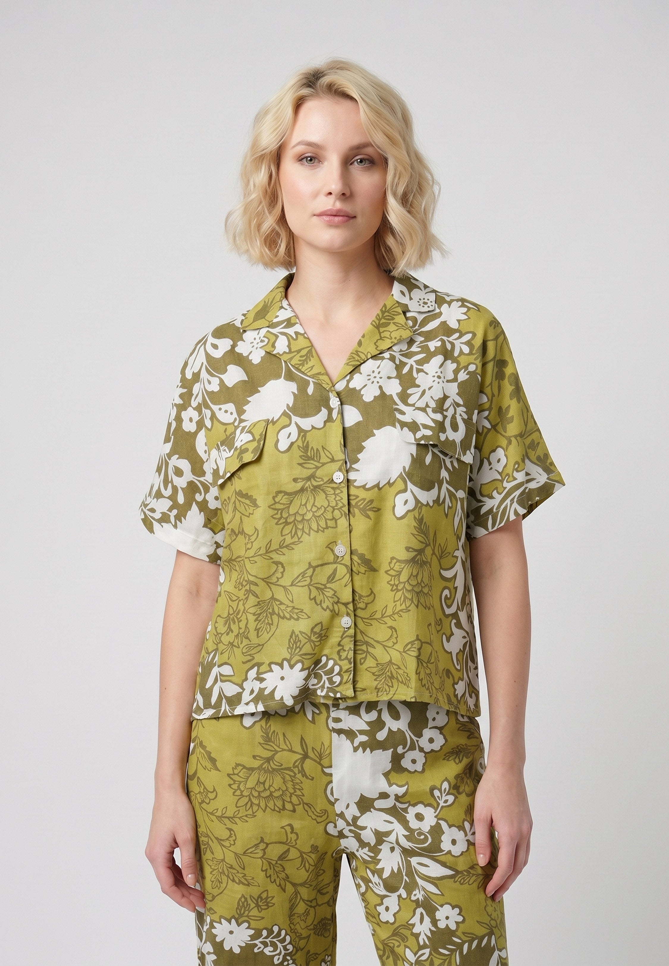Femme portant un pyjama deux pièces chemise boutonnée col revers imprimé fleuri aquarelle kaki et pantalon long assorti Rosabella Cozy Comforts