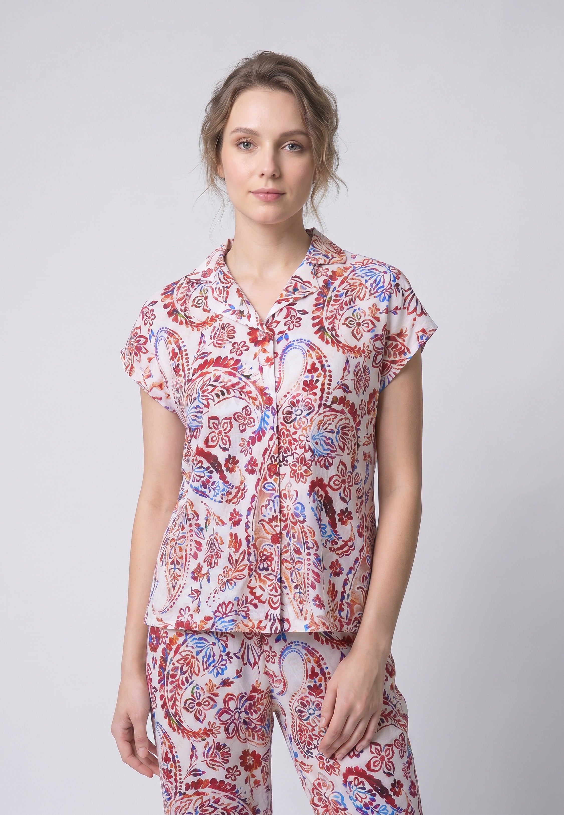 Femme portant un pyjama deux pièces chemise boutonnée col revers imprimé fleuri multicolore rouge et pantalon long assorti Rosabella Chic Line