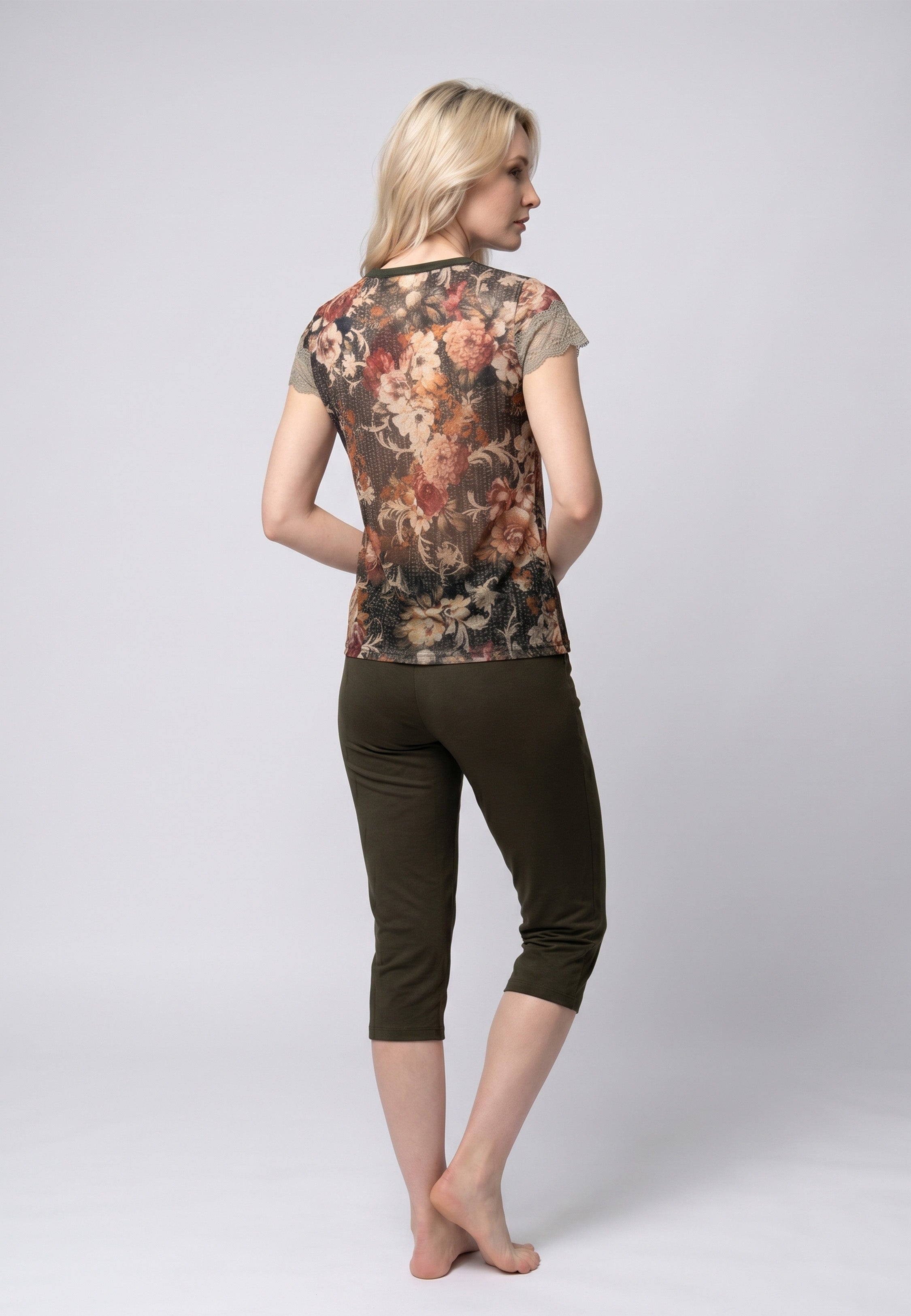 Pyjama pantacourt T-shirt col rond avec empiècement dentelle et imprimé floral baroque fond kaki avec pantacourt kaki uni assorti