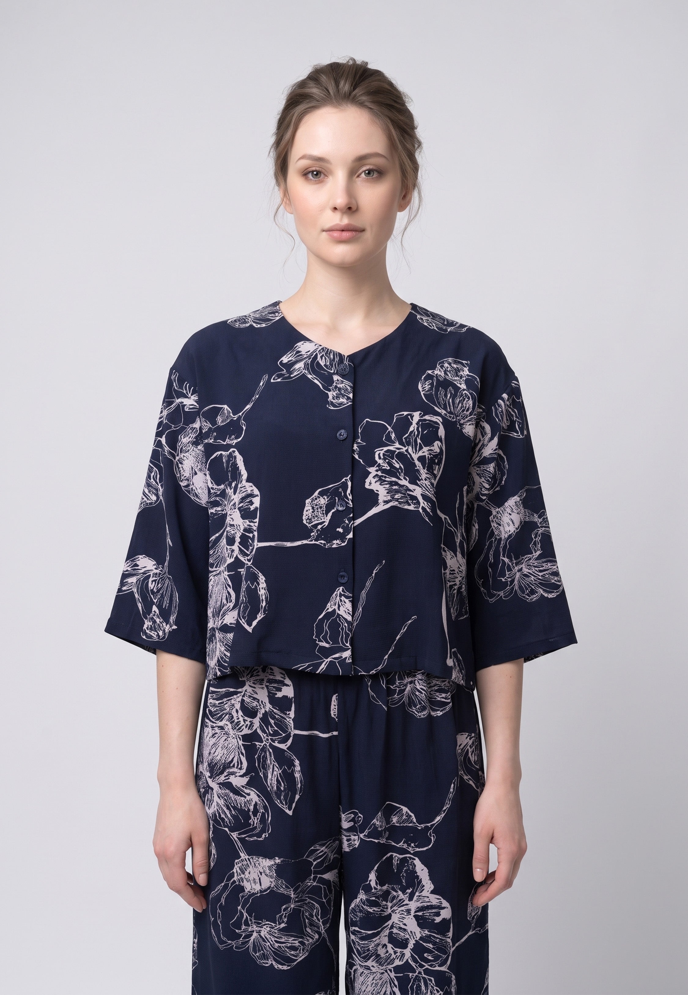 Femme portant un blouse manches 3/4 & pantacourt grandes fleurs écru fond marine Rosabella