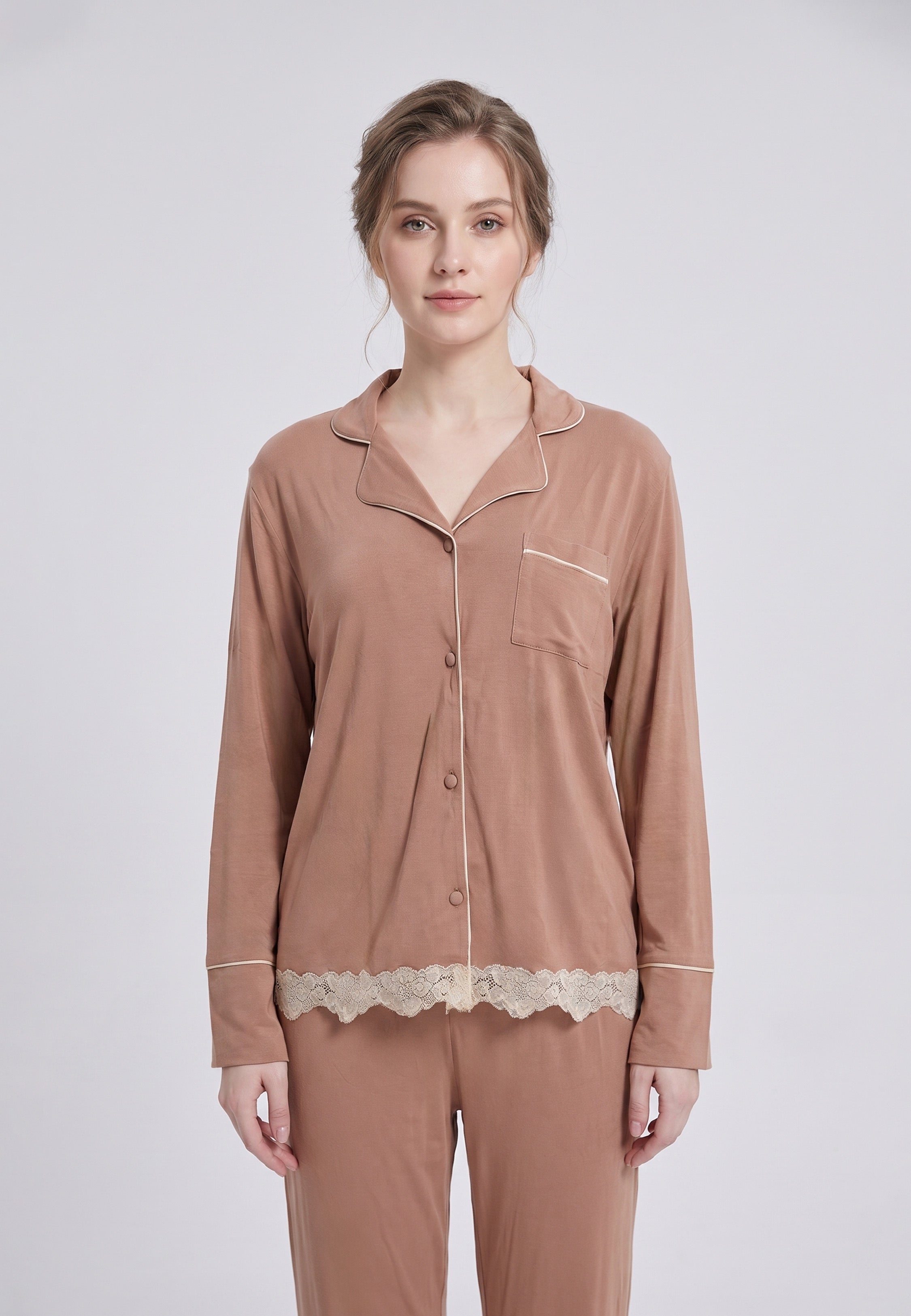 Femme portant pyjama chemise boutonnée manches longues & pantalon long finition dentelle Rosabella