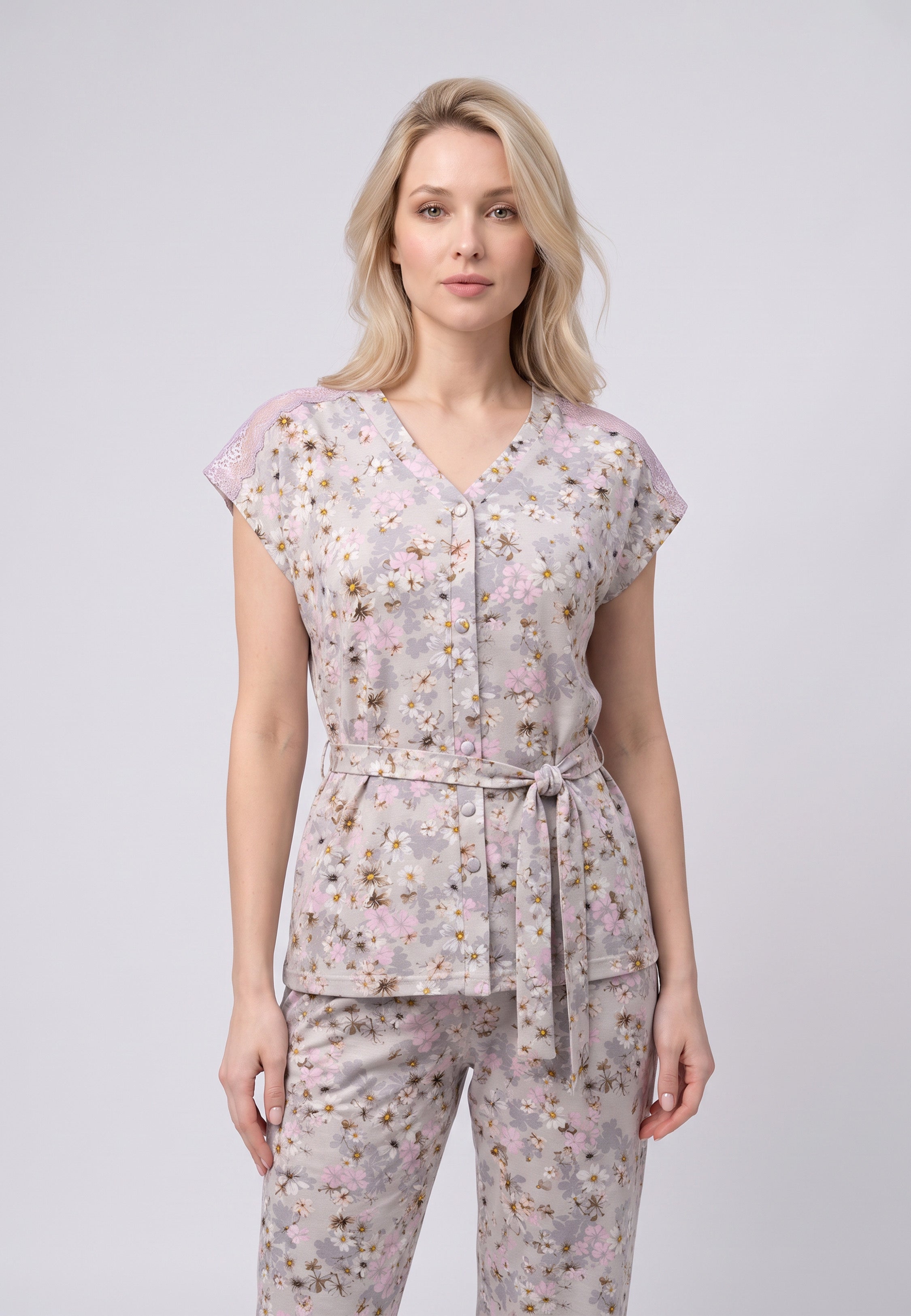 Femme portant pyjama blouse boutonnée col v dentelle & pantalon long imprimé fleuri Rosabella