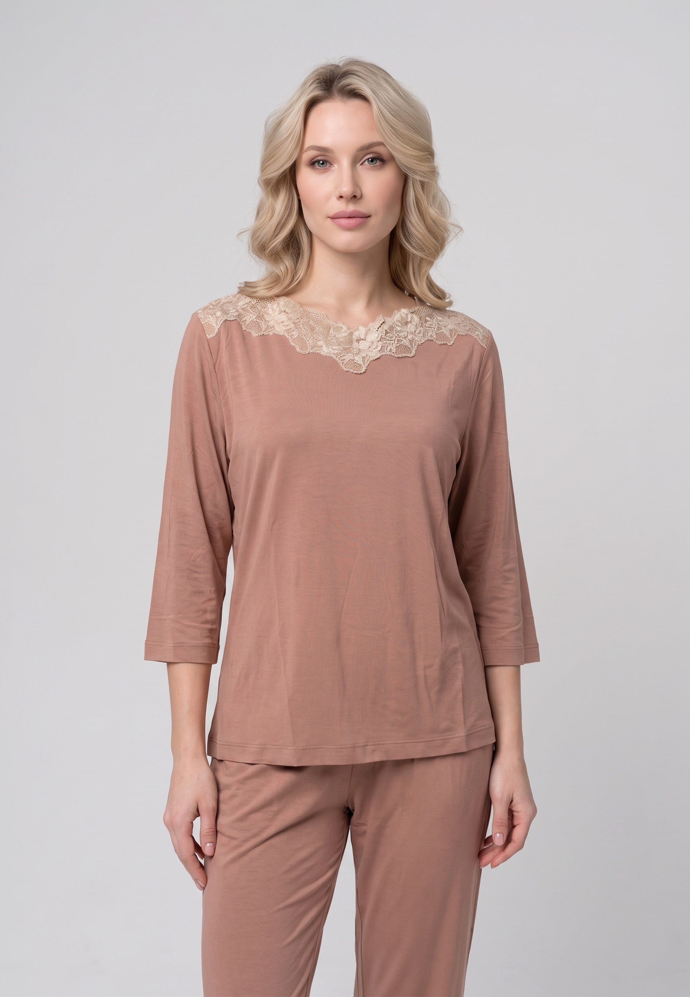 Femme portant pyjama haut encolure bateau dentelle & pantalon long Rosabella