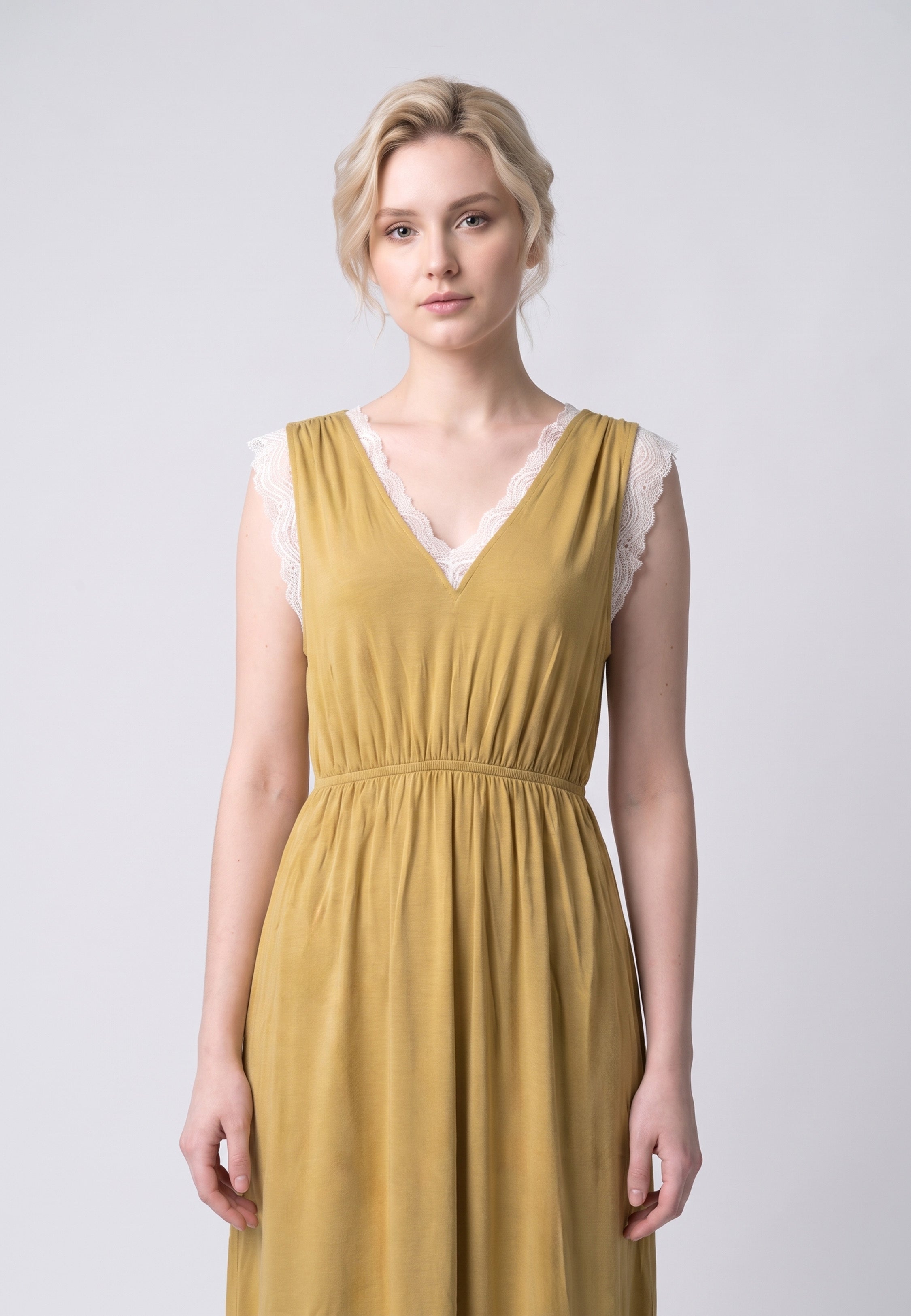 Femme portant robe de nuit midi col v dentelle moutarde Rosabella
