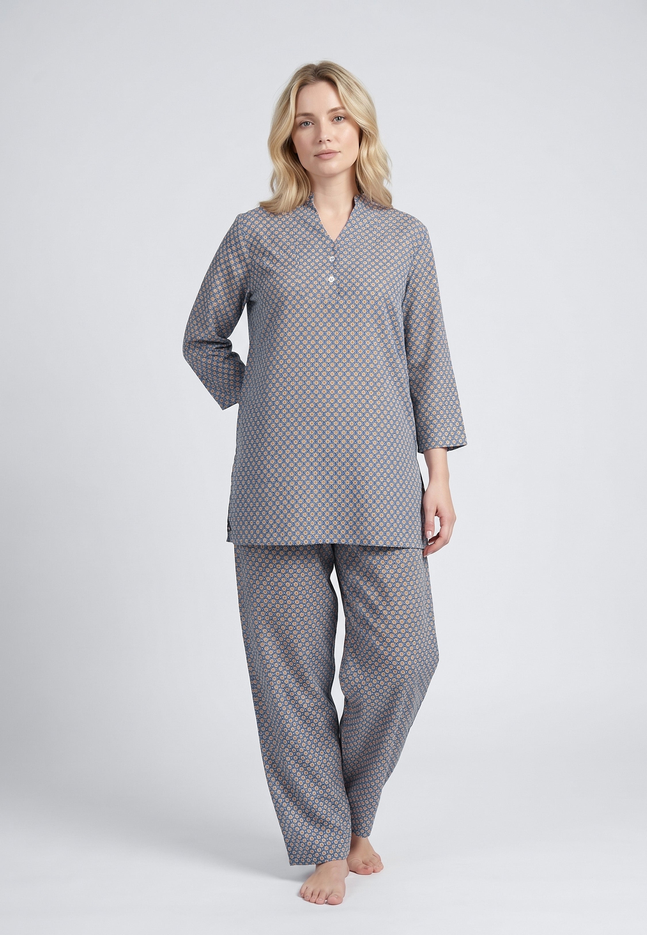 Femme portant un pyjama deux pièces gris ardoise à imprimé cercles géométriques dorés