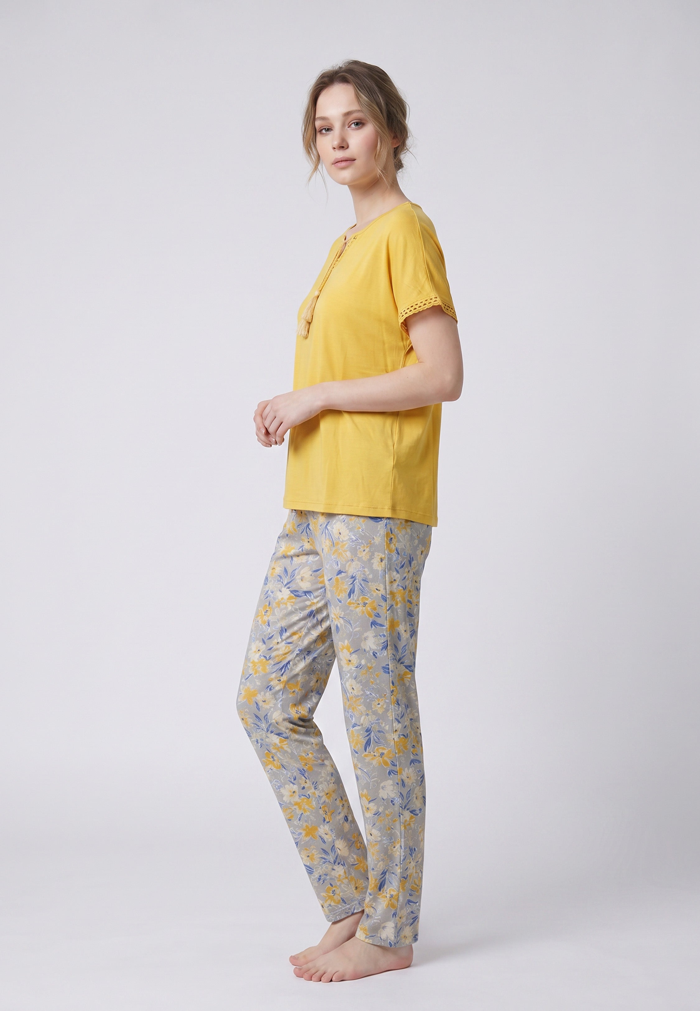 Femme portant un pyjama deux pièces top moutarde broderie et lacets pompons au col et pantalon long imprimé ethnique floral multicolore Rosabella Ethnique 2