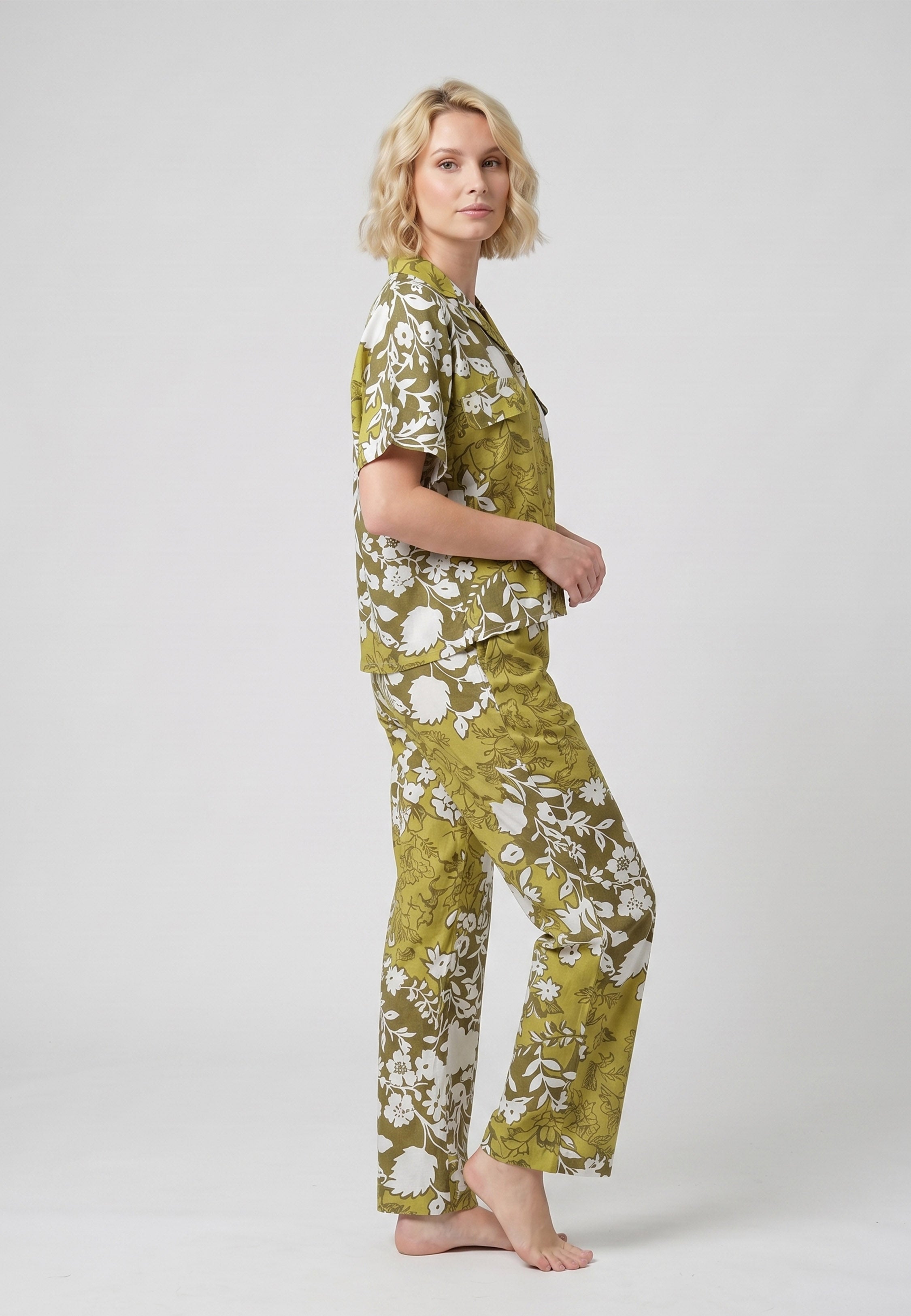 Femme portant un pyjama deux pièces chemise boutonnée col revers imprimé fleuri aquarelle kaki et pantalon long assorti Rosabella Cozy Comforts