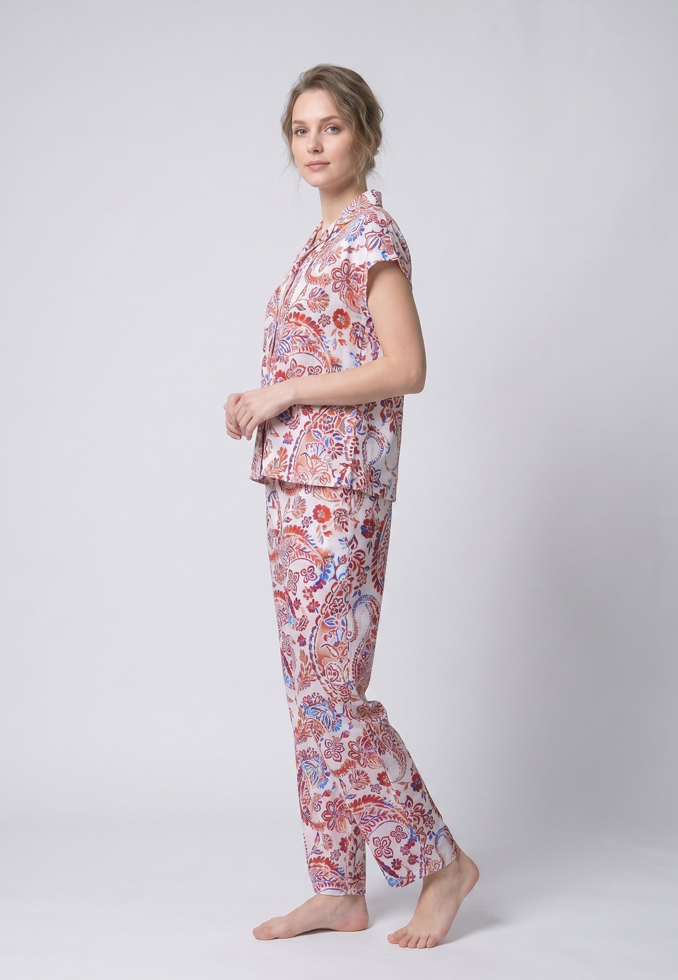 Femme portant un pyjama deux pièces chemise boutonnée col revers imprimé fleuri multicolore rouge et pantalon long assorti Rosabella Chic Line