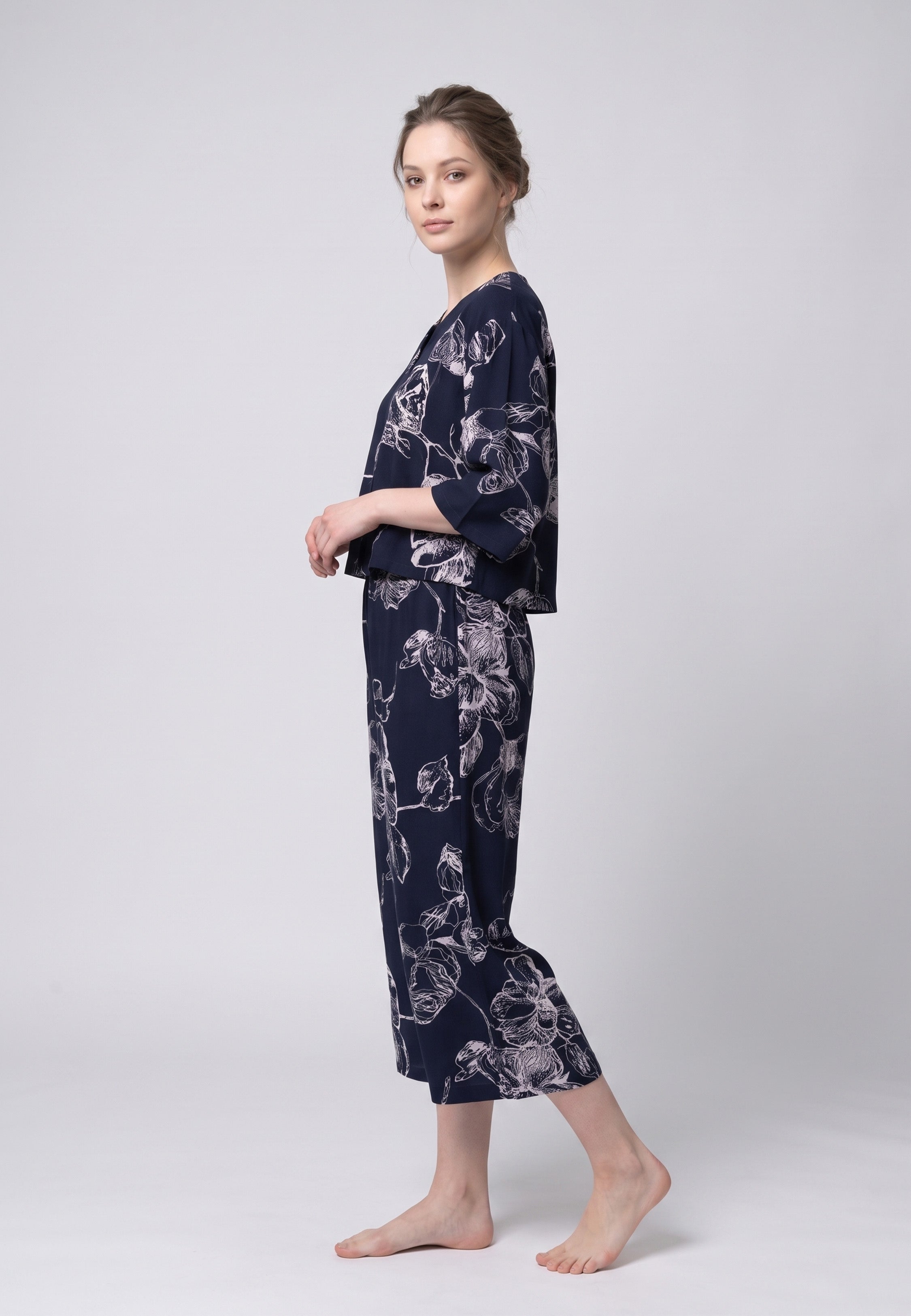 Femme portant un blouse manches 3/4 & pantacourt grandes fleurs écru fond marine Rosabella