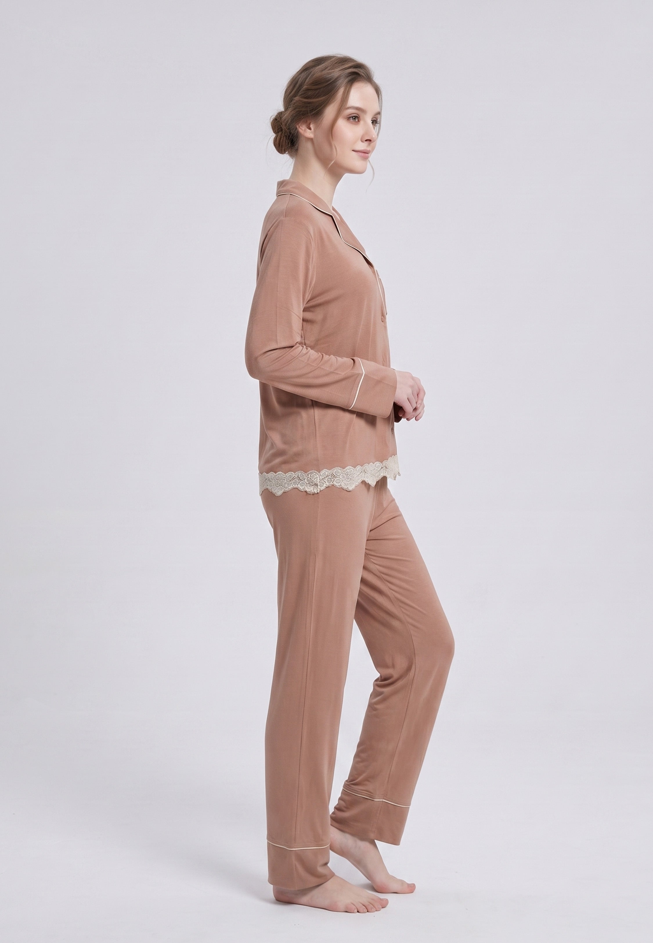 Femme portant pyjama chemise boutonnée manches longues & pantalon long finition dentelle Rosabella