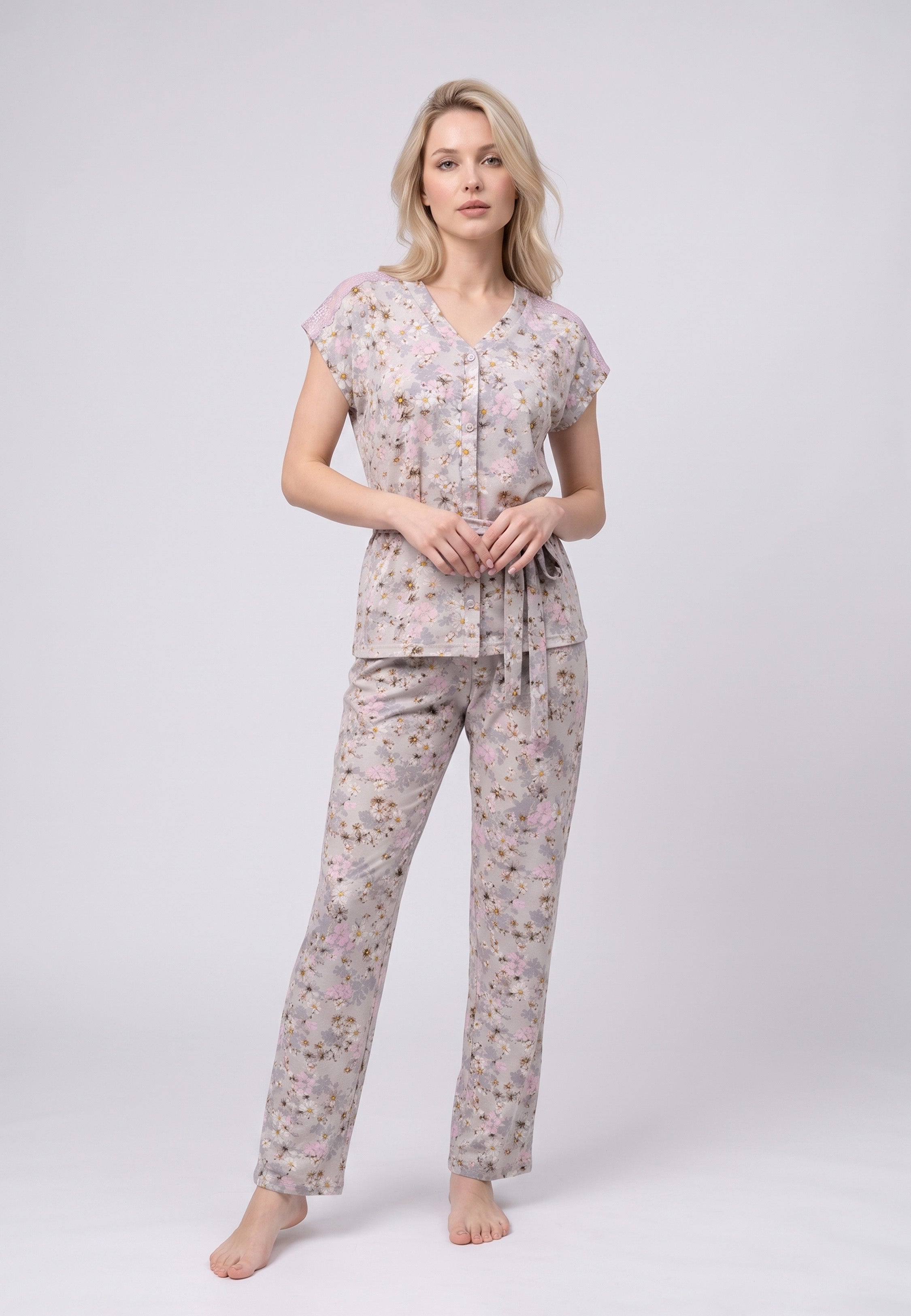 Femme portant pyjama blouse boutonnée col v dentelle & pantalon long imprimé fleuri Rosabella