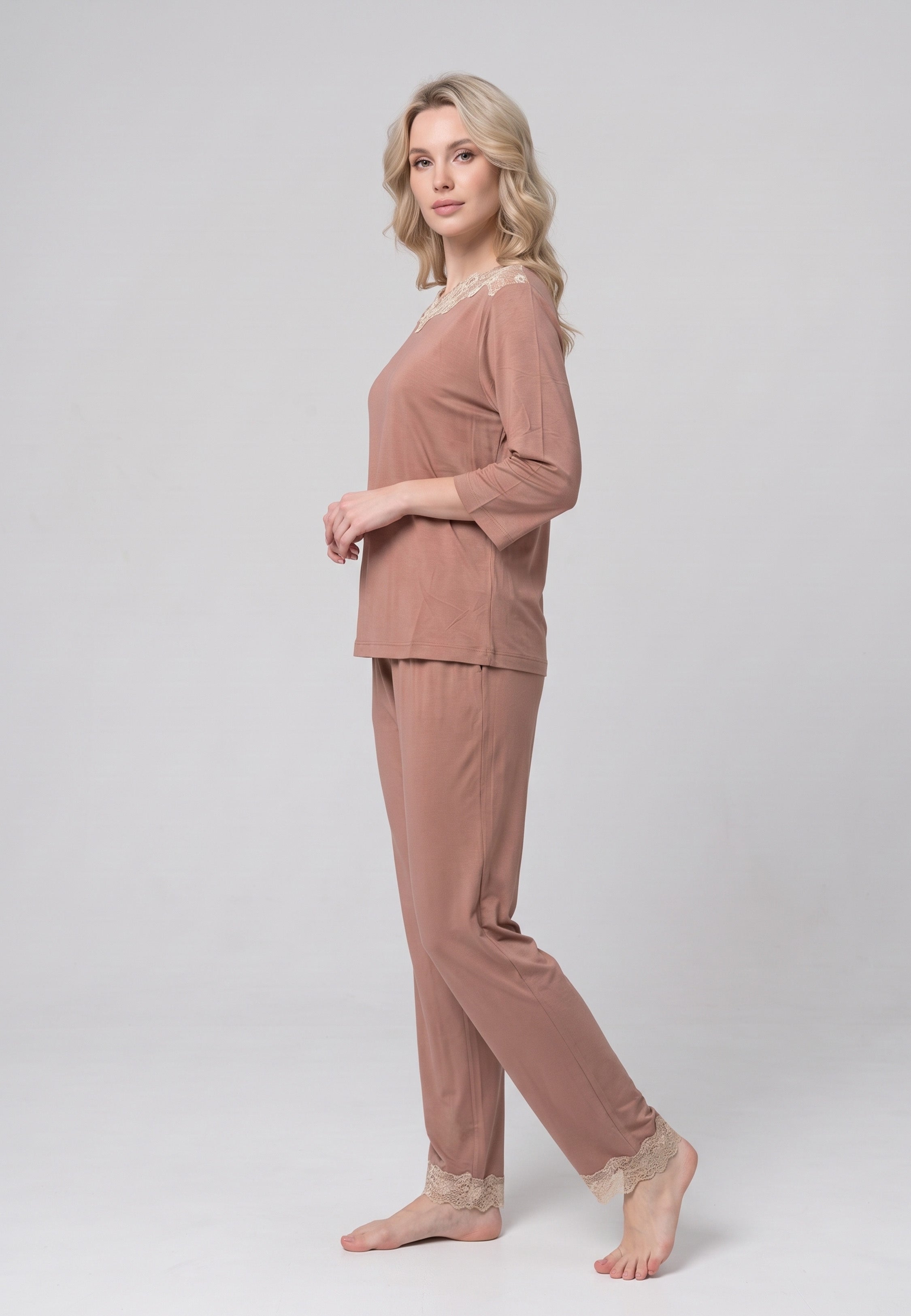 Femme portant pyjama haut encolure bateau dentelle & pantalon long Rosabella