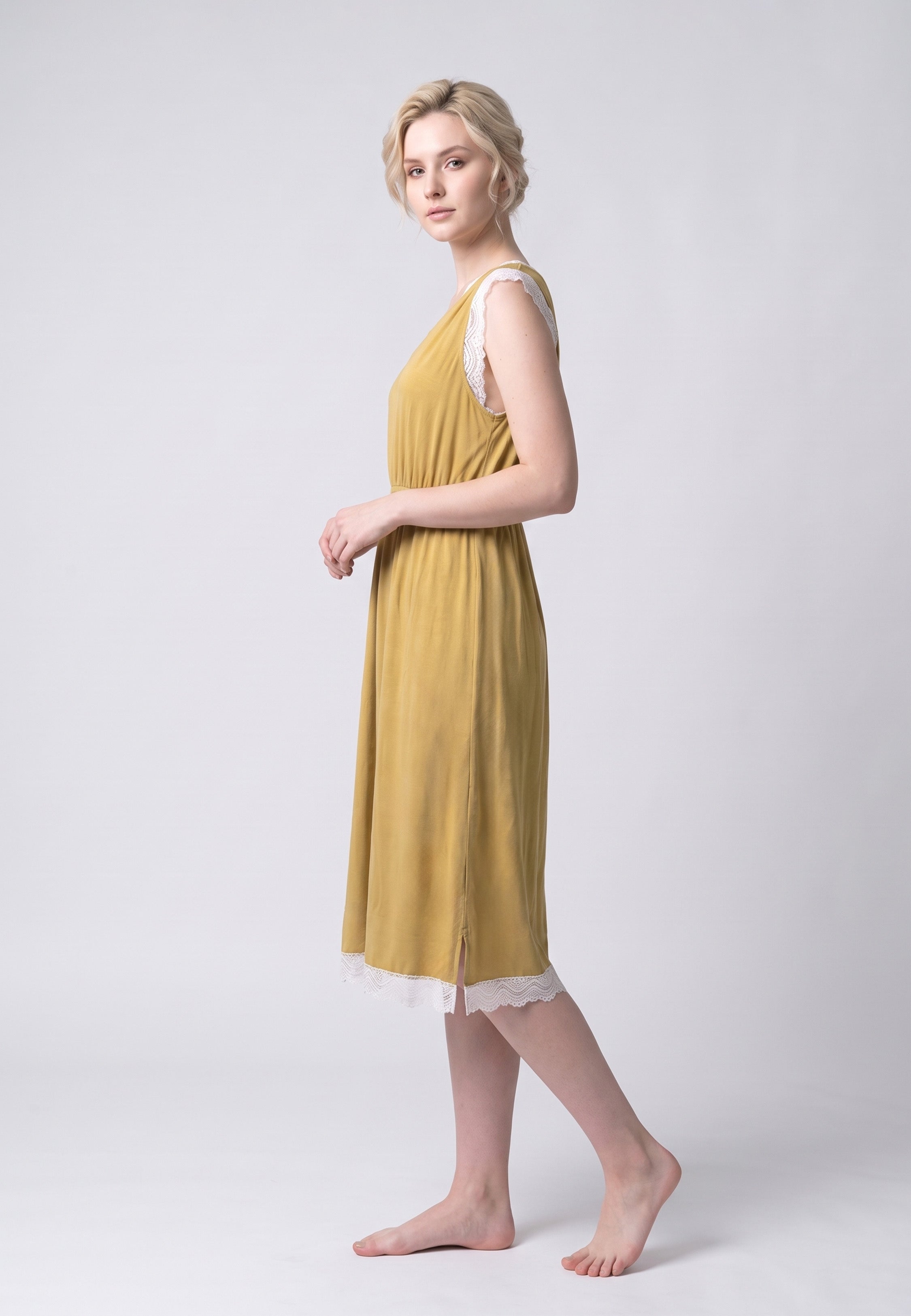 Femme portant robe de nuit midi col v dentelle moutarde Rosabella